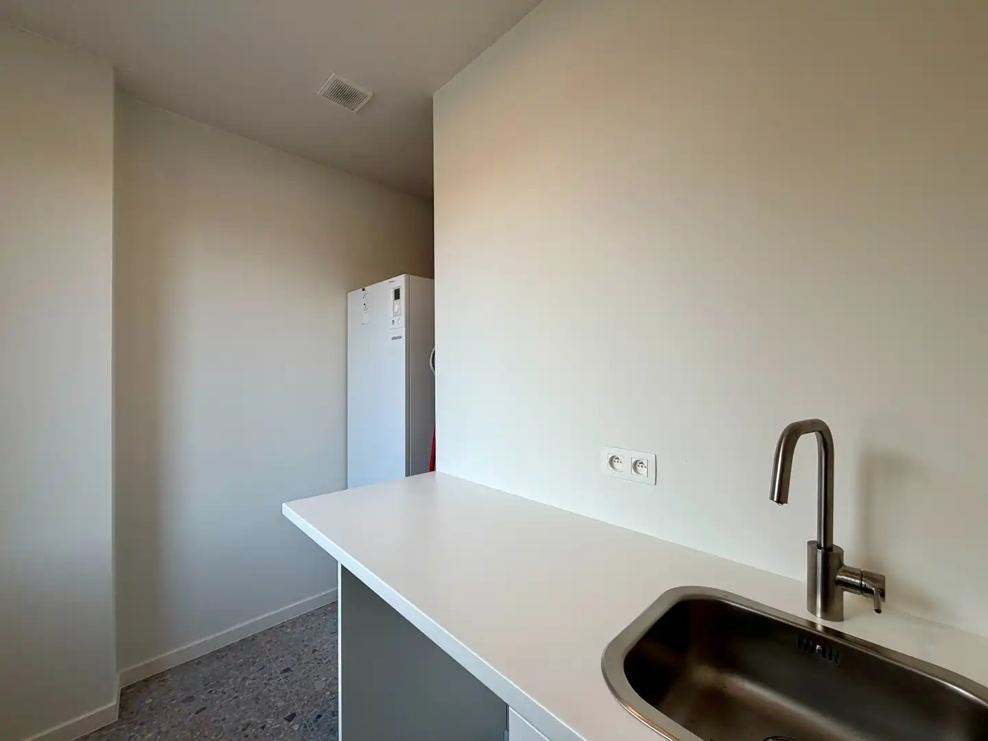 Volledig gerenoveerde woning vlakbij centrum Kortrijk met garage! foto 5