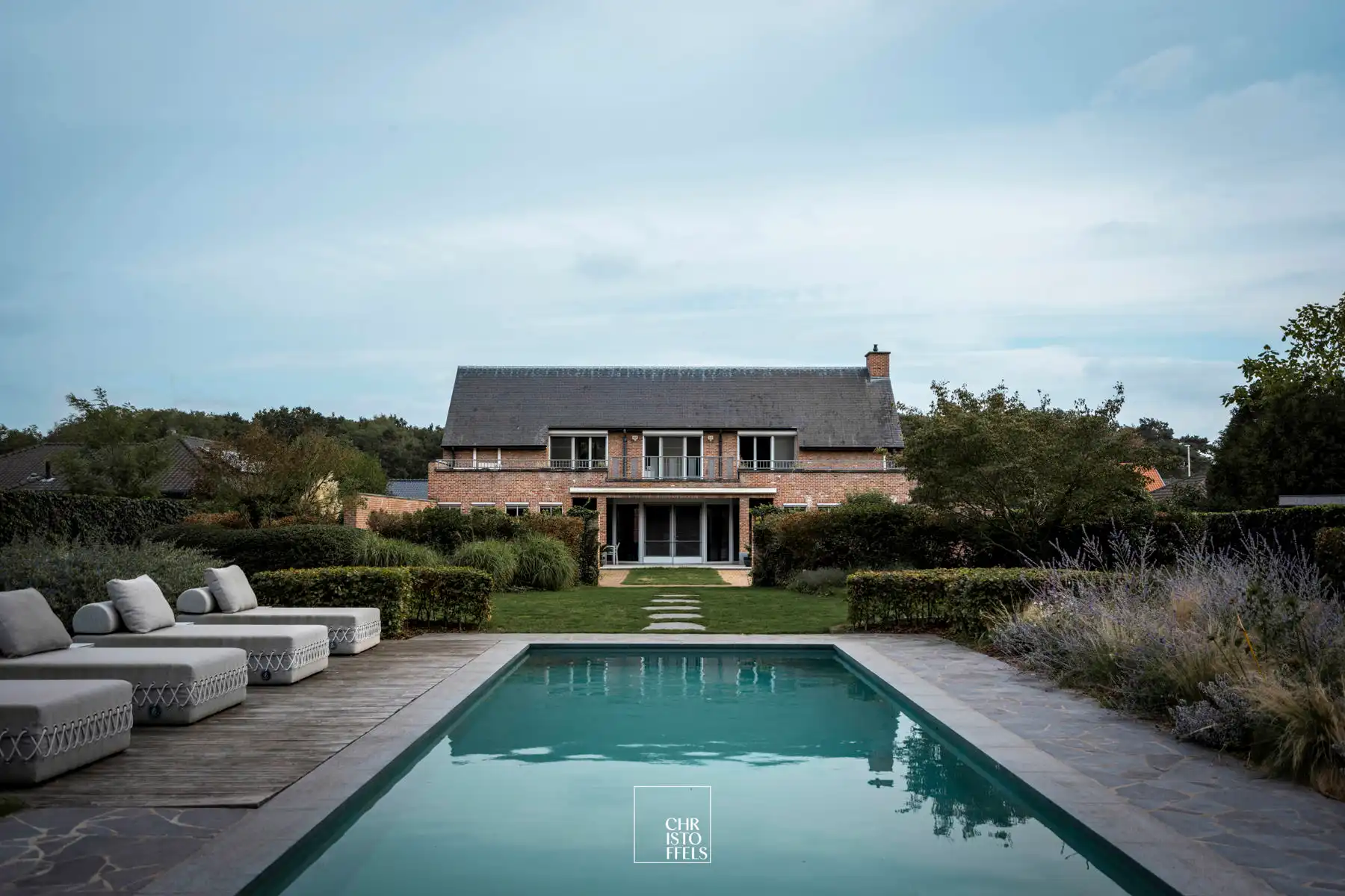 Exclusief landhuis met buitenzwembad op perceel van 2.787m² aan de bosrand. foto {{pictureIndex}}