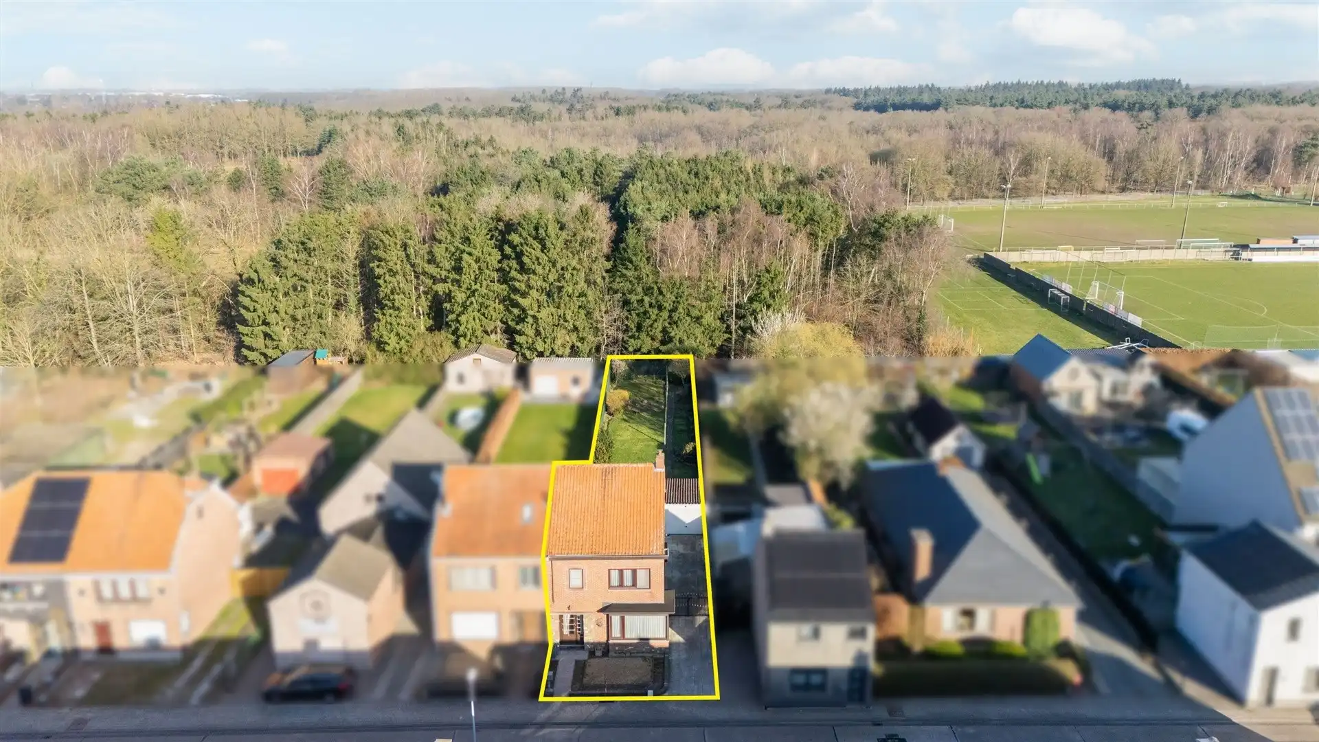 Uitstekend gelegen halfopen bebouwing met ruime oprit, 3 slaapkamers en uitgestrekte tuin foto 23