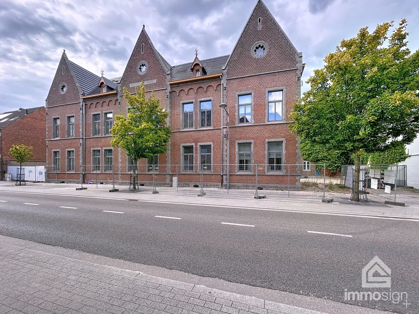 Gerenoveerde gezinswoning met statige uitstraling in het centrum van Bree mét parkeerplaats! foto 24