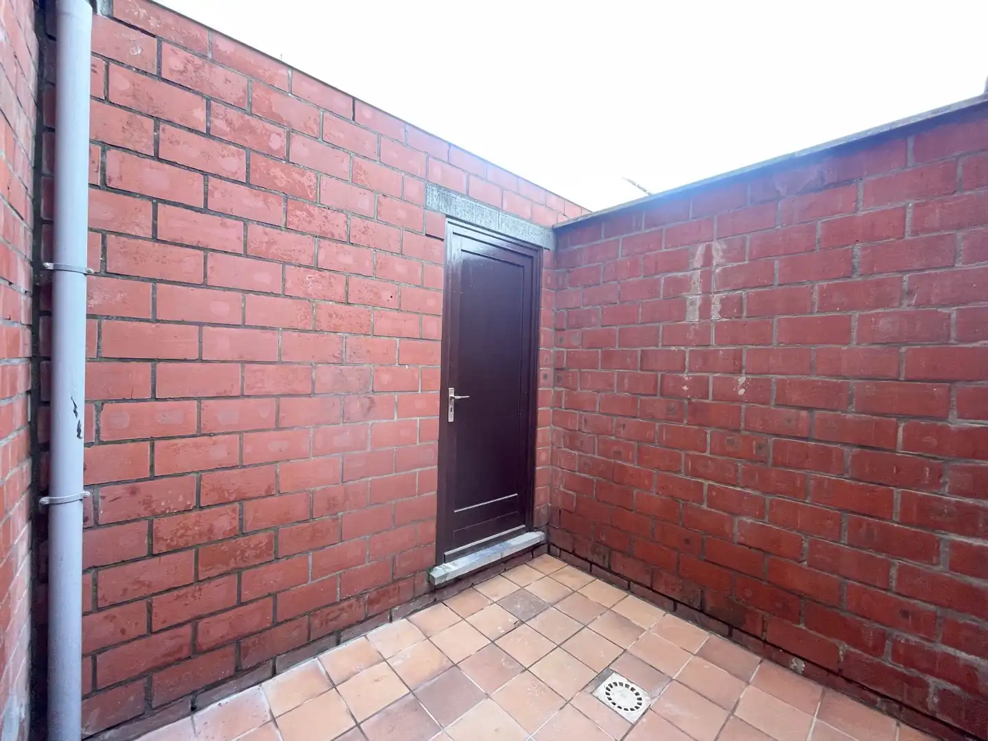 Gerenoveerde woning met 2 slaapkamers, terras, garage & staanplaats te Roeselare! foto 12