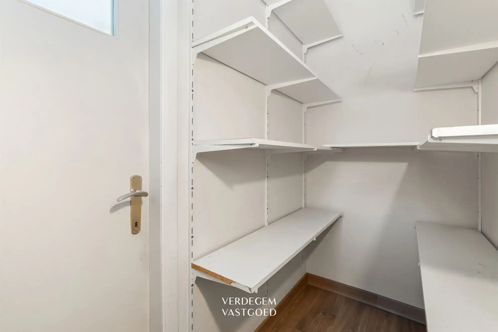 Lichtrijk en ruim appartement met 2 slaapkamers, terras en garage foto 18