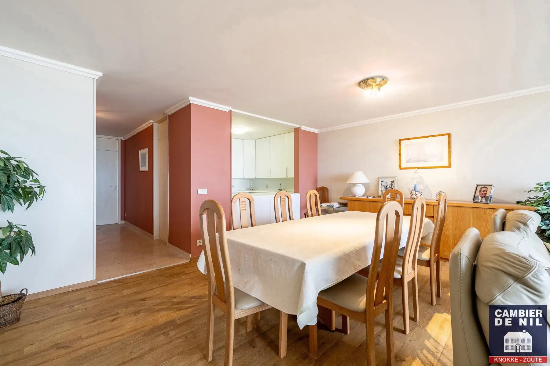 Gemeubeld appartement met frontaal zeezicht aan het Vanbunnenplein foto 6