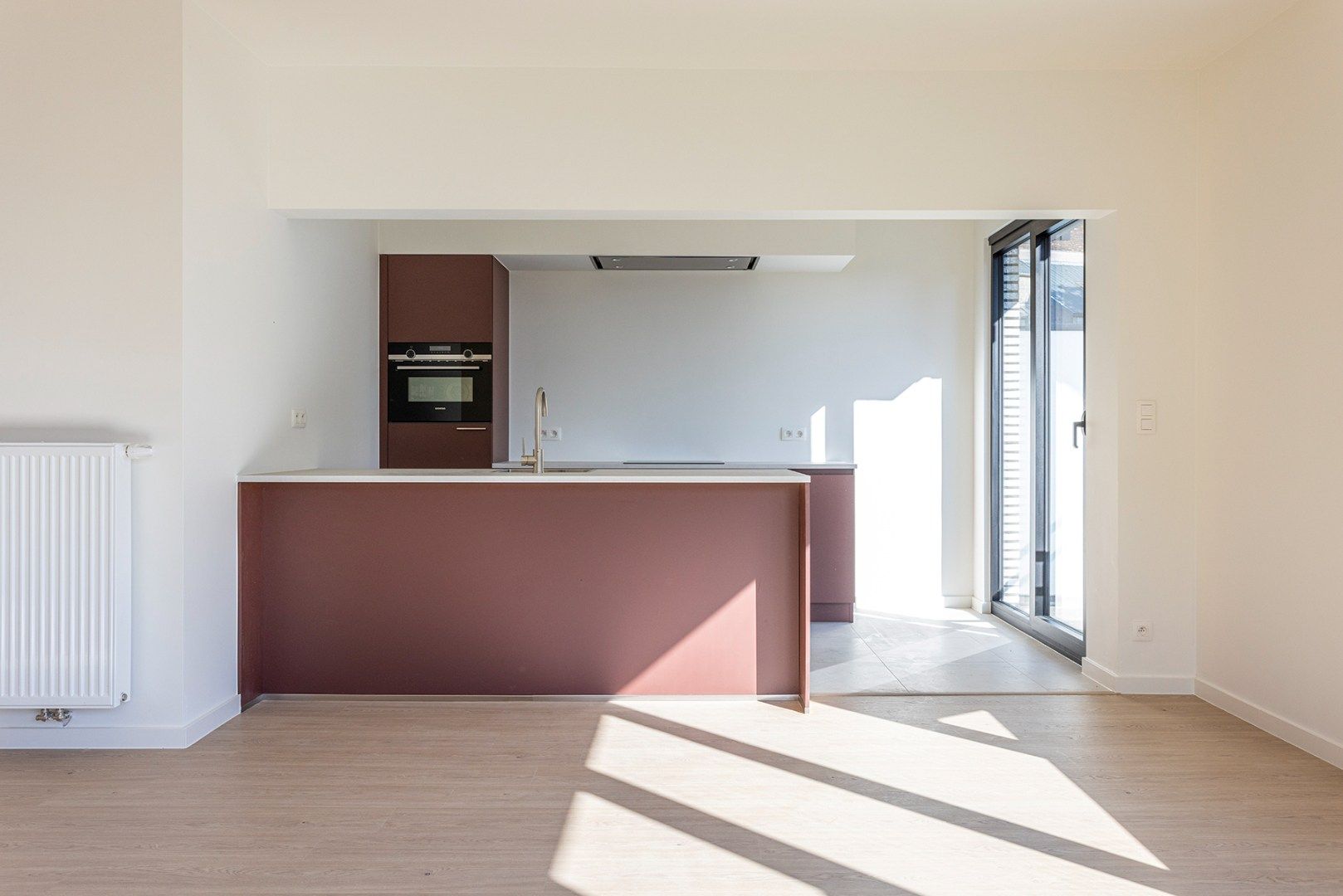 Volledig gerenoveerd (vernieuwbouw) 3-slaapkamer appartement met terras! foto 4