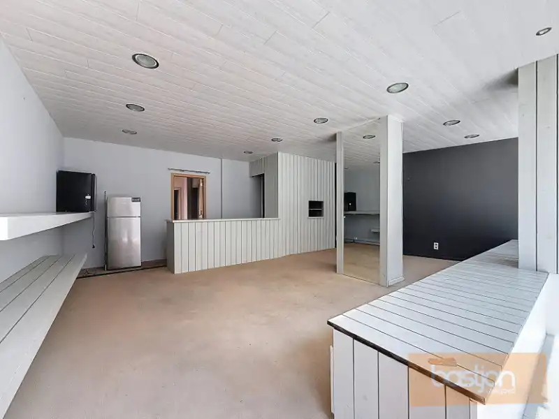 🏡 Te Koop in het Hart van Zwevegem – Handelspand met Woonst en Garage! foto 2