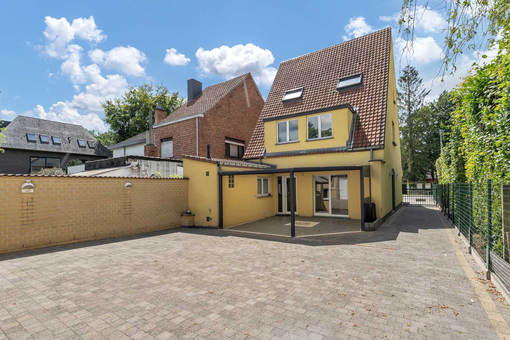 Ruime instapklare woning met loods op commerciële ligging foto 3