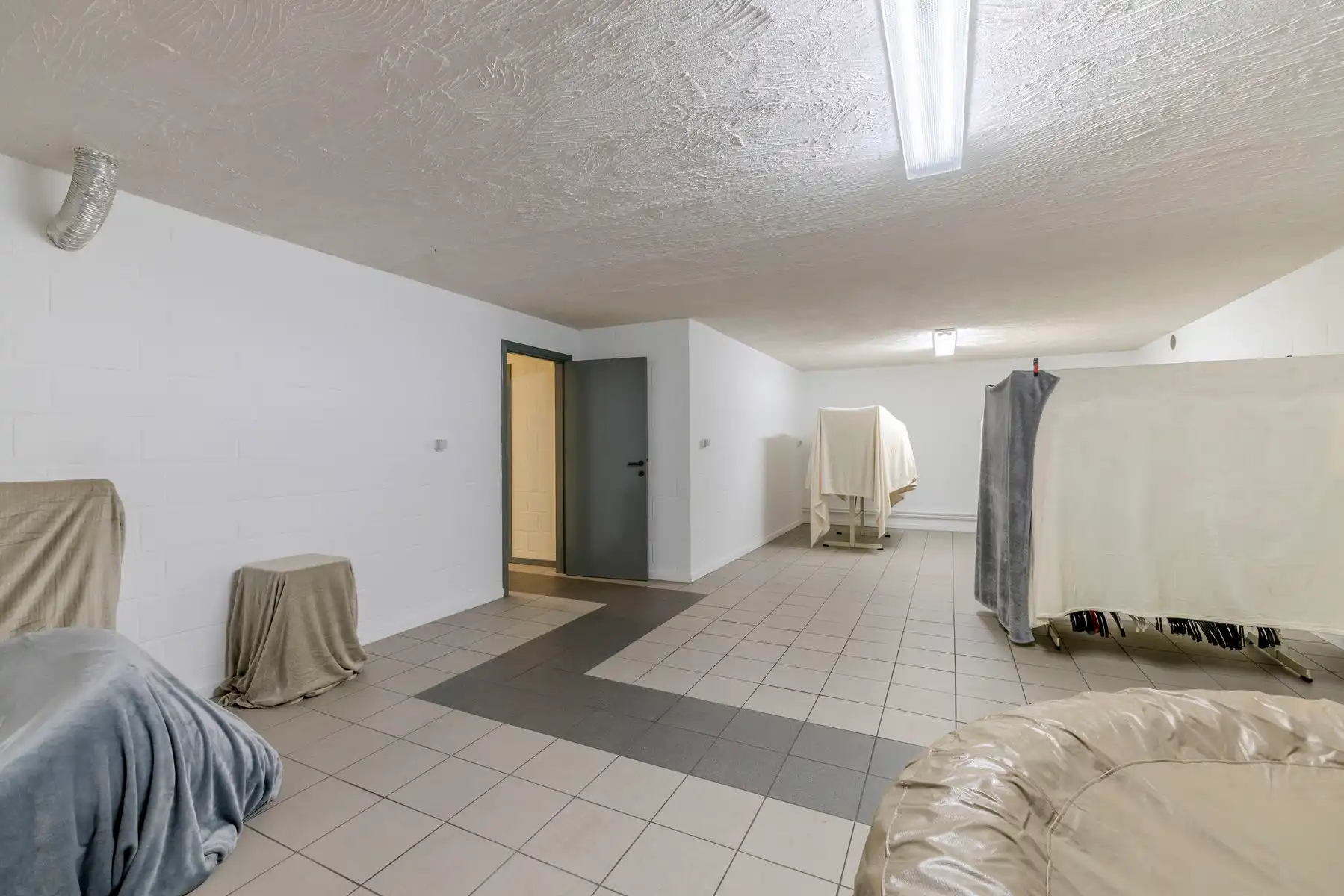Ruim landhuis op ca. 3010 m² grond met ca. 736 m² bew.opp. foto 29