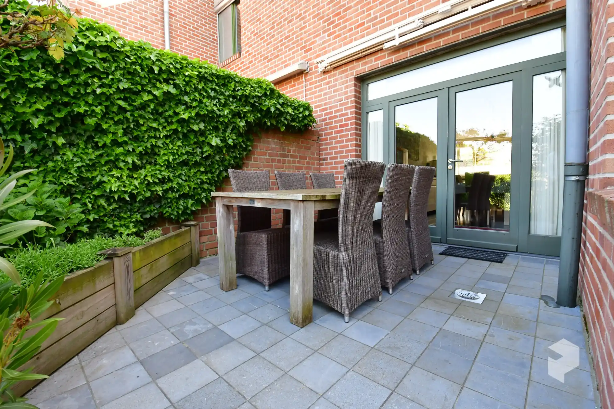 Ruime goed onderhouden woning met 3 slpk en tuin foto 3