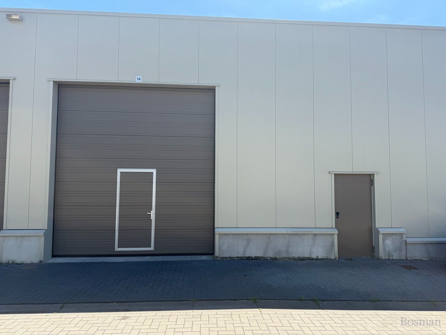 Ruim magazijn te huur in Tessenderlo-Ham foto {{pictureIndex}}