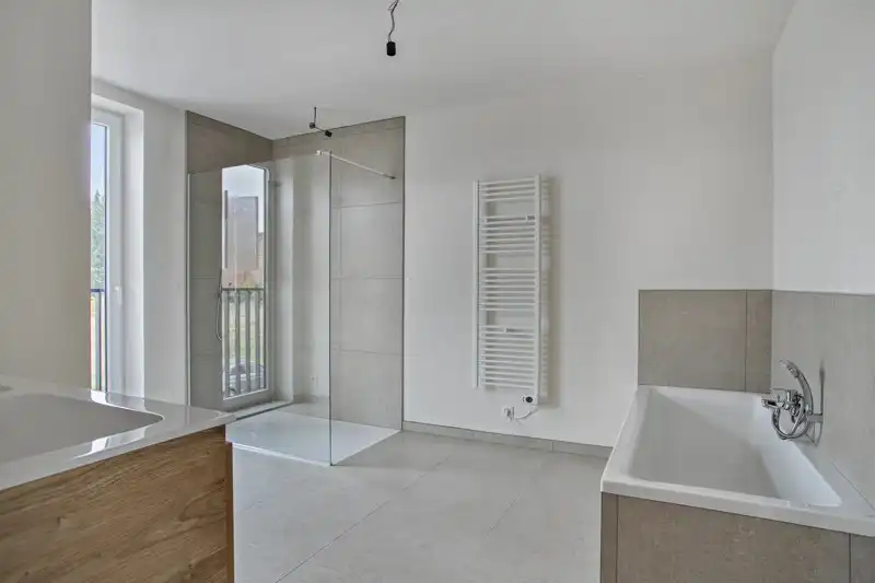 Prachtige, verrassend ruime nieuwbouwwoning met 3 slaapkamers én inpandige garage te koop in Dentergem! foto 12