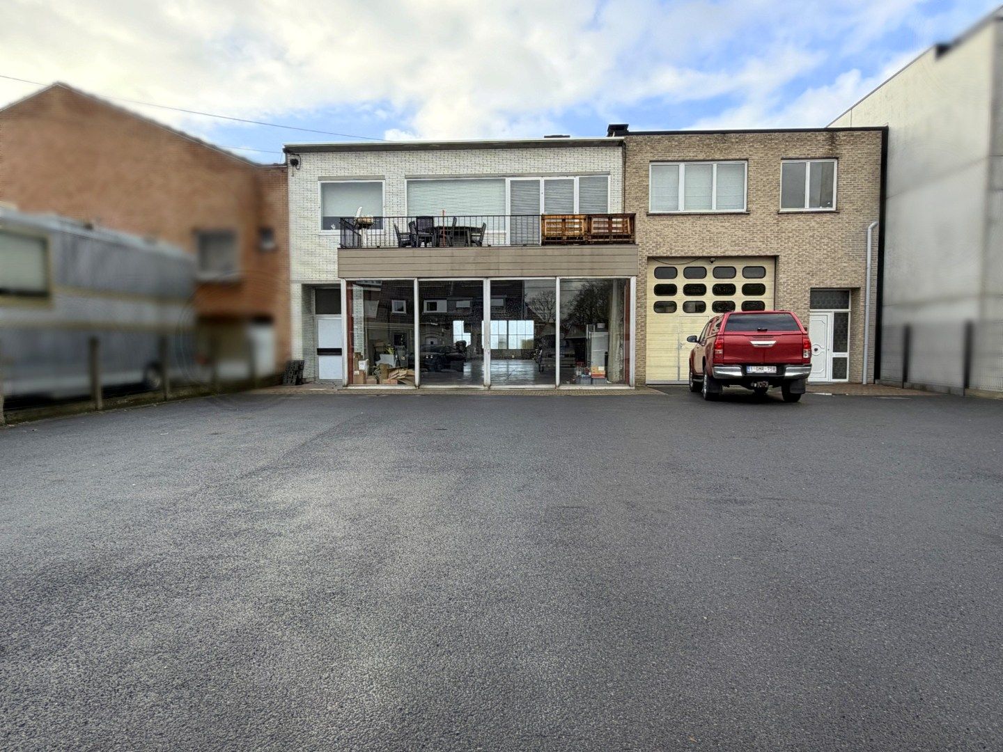 Hoofdfoto van de publicatie: Dubbele opslagruimte (466 m²) met telkens een bovenliggend woongedeelte te koop in Kuurne