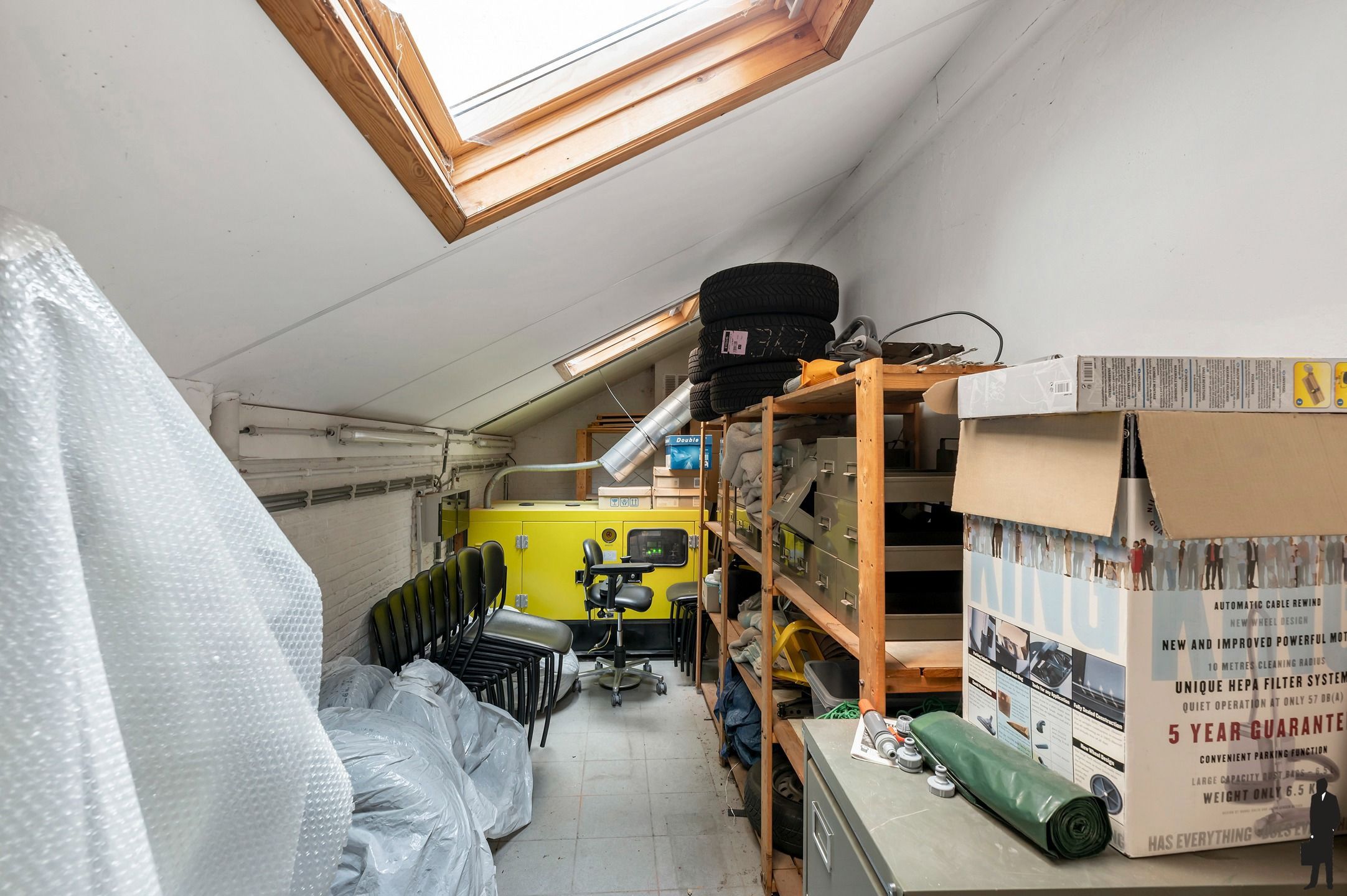 Goed onderhouden dokterspraktijk met 3 studio’s en 14 staanplaatsen foto 34