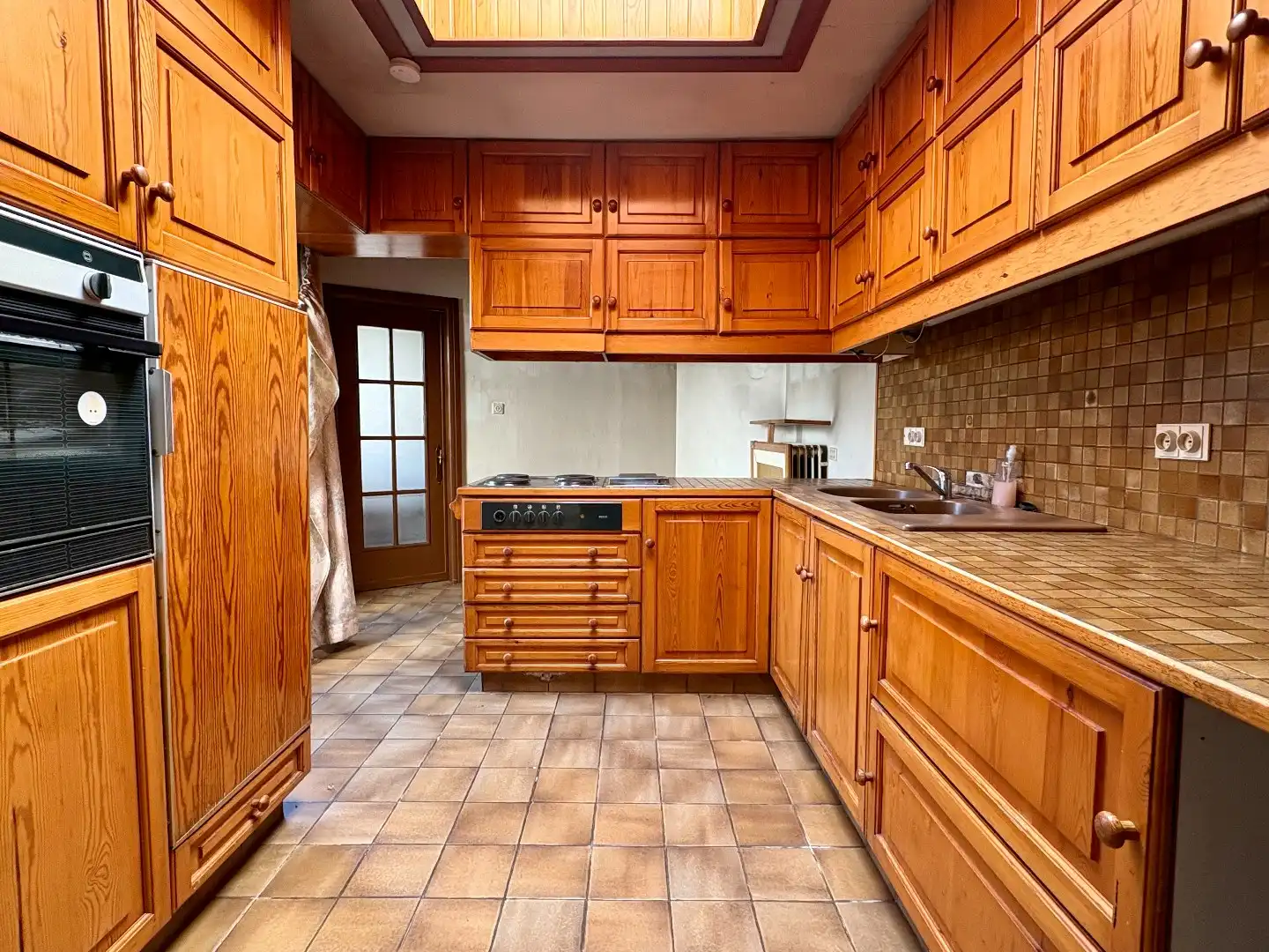 Te renoveren woning met 233m², garage, tuin en vele slaapkamers. foto 5