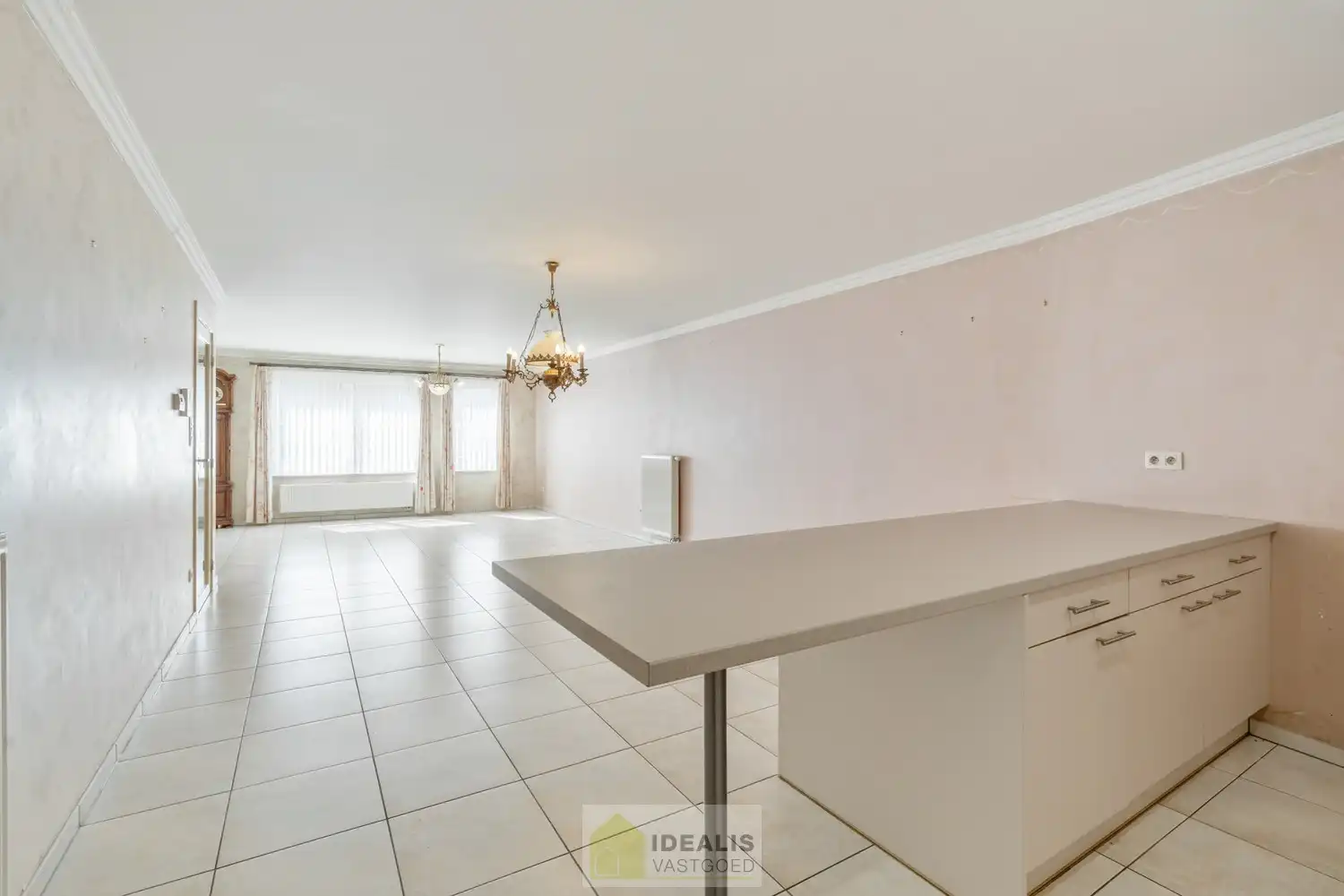 IDEALIS VASTGOED - PRACHTIG  EN LUXUEUS GELIJKVLOERS APPARTEMENT VAN MAAR LIEFST +-122M² IN EEN KLEINSCHALIGE RESIDENTIE MET 2 SLAAPKAMERS, AANGENAME LEEFRUIMTE MET AANSLUITEND KEUKEN MET KEUKENEILAND, BADKAMER VOORZIEN VAN BAD EN DOUCHE, ZEER RUIME GARAGE (+-28M²) EN TERRAS MET AANGELEGDE TUIN . Zeer geschikt voor kandidaten op zoek naar betaalbare woonruimte in zeer goede staat vlak bij de stadskern van Bree! foto 11