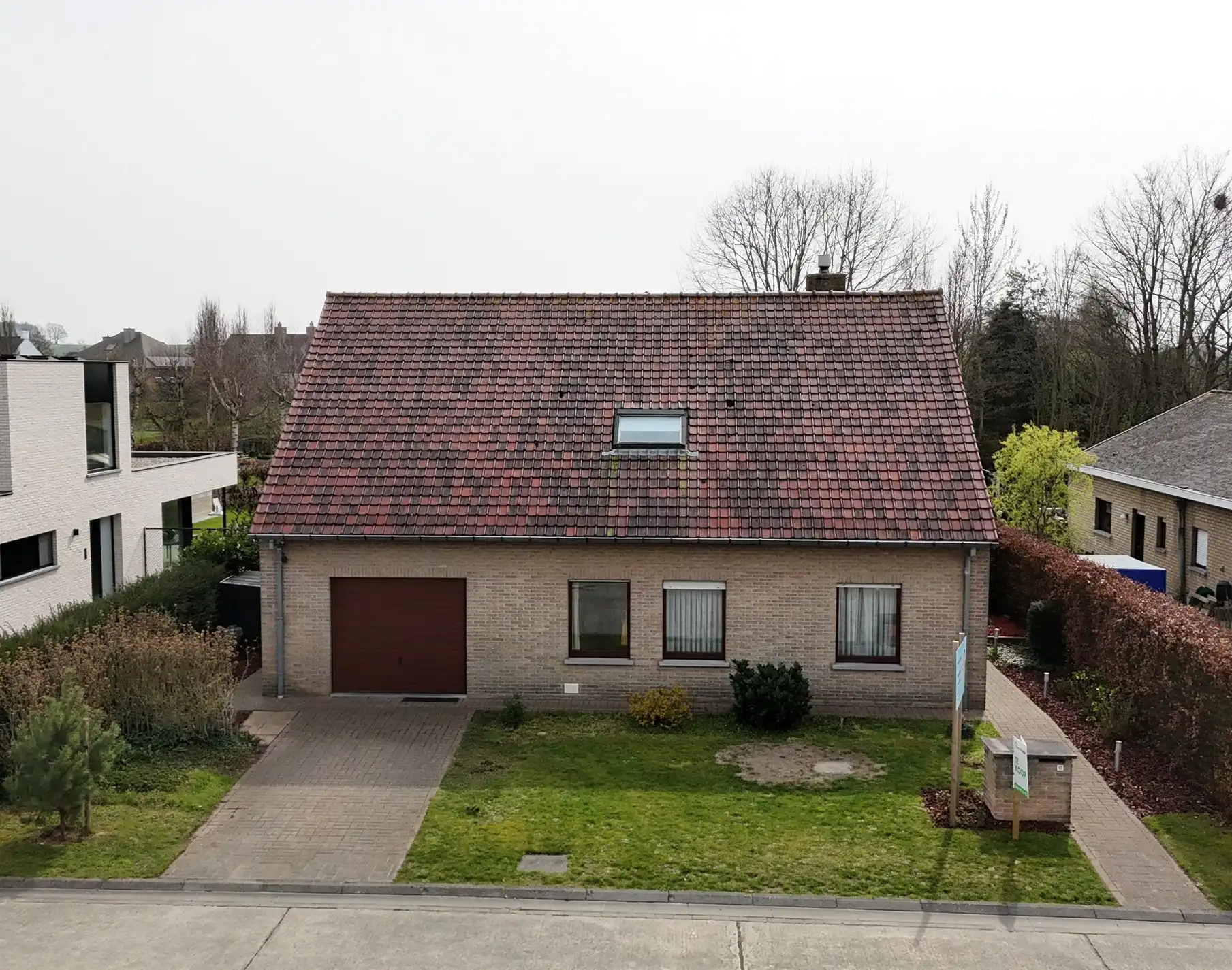 Alleenstaande instapklare gezinswoning met 5 slaapkamers zuidgerichte tuin en garage te Koekelare foto 2