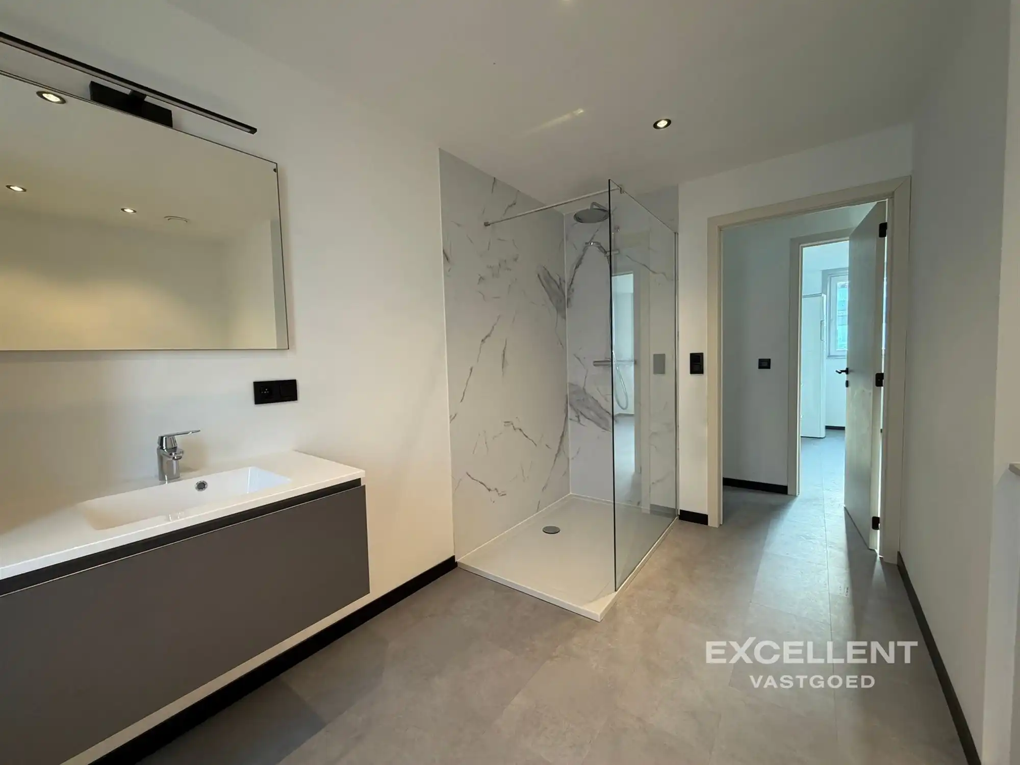 Ruim gerenoveerd 2-slaapkamer appartement te huur in Deinze foto 9