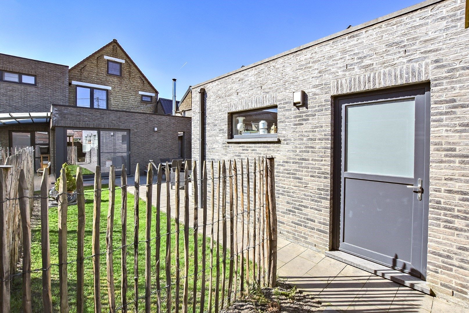 Stijlvol gerenoveerde woning met 4/5 slaapkamers en 2 garages te Diksmuide! foto 25