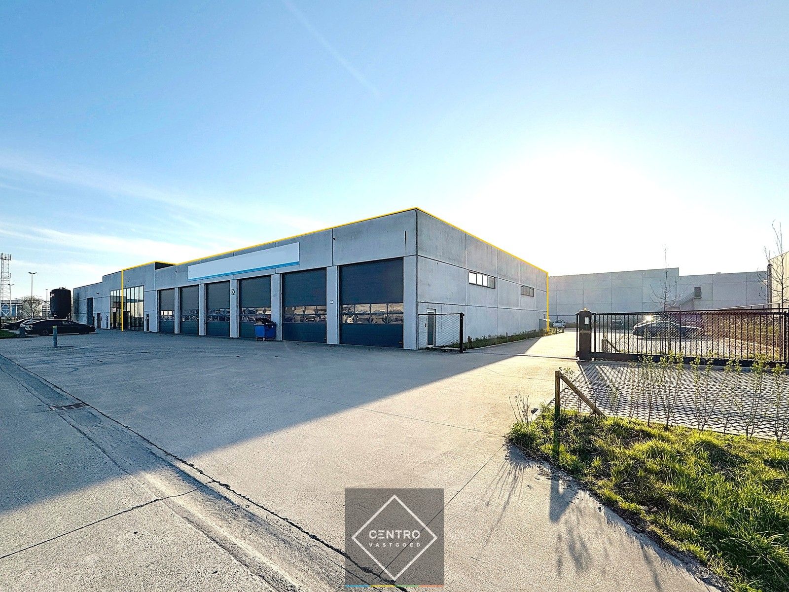 Goed geïsoleerd en verwarmd BEDRIJFSGEBOUW, bestaande uit MAGAZIJN (1.070m2) met KANTOREN en randaccomodatie (770m²)  en 30-tal private parkeerplaatsen op het terrein. Vlak aan de afrit Zandvoorde (Oostende). foto 2