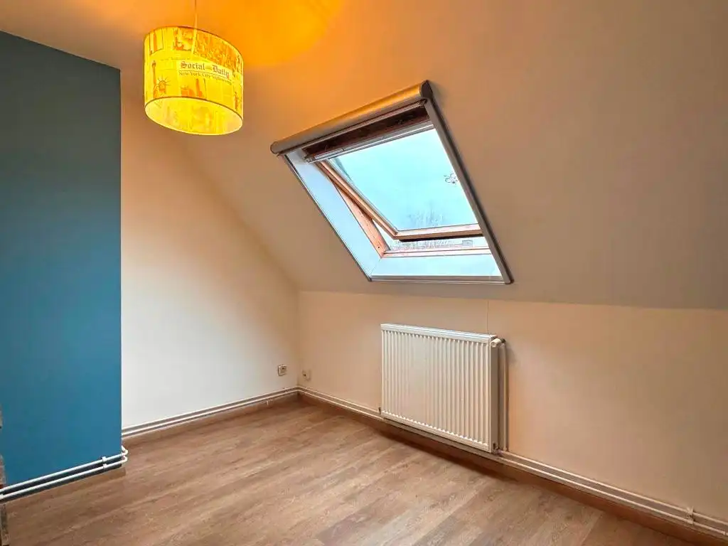 Instapklare en charmante alleenstaande woning met aangelegde tuin is gelegen in een rustige verkaveling. foto 10