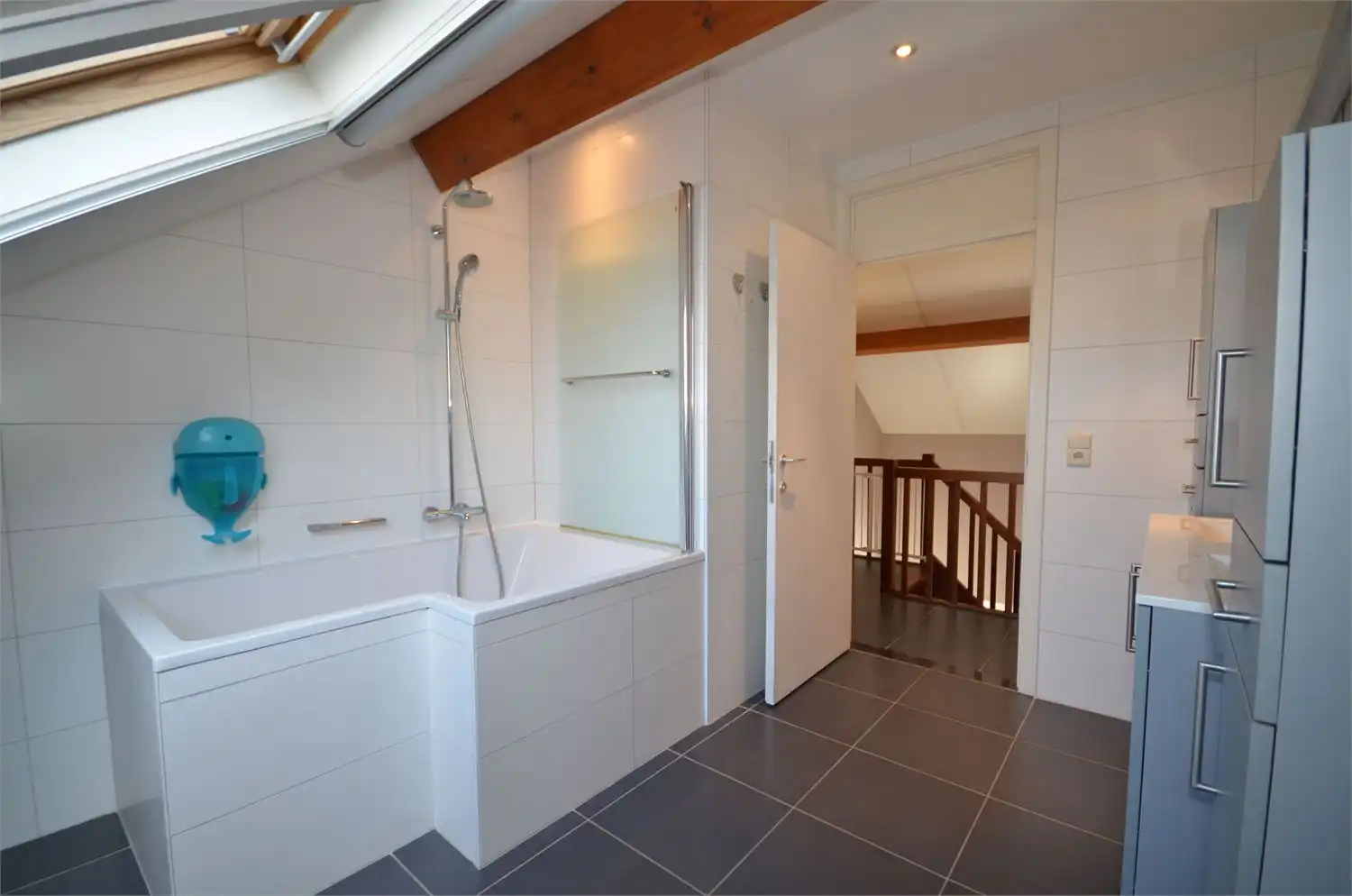 !! GELIEVE U PER MAIL AAN TE MELDEN!! INSTAPKLARE WONING MET EEN KNAPPE LEEFRUIMTE, KEUKEN, EEN  WASPLAATS/BERGING, INPANDINGE GARAGE, 3 RUIME SLAAPKAMERS EEN FIJNE BADKAMER, EEN KNAPPE PRIVATE TUIN MET FIJNE OVERDEKTE ZITPLAATS EN RUIME TUINBERGING IN HET CENTRUM VAN KAULILLE! foto 9