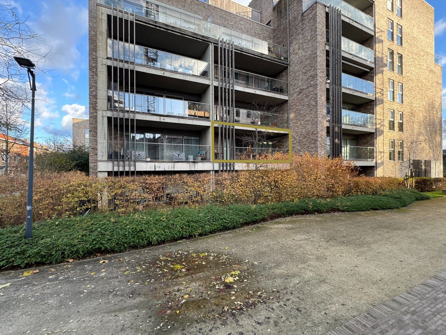 Appartement met drie slaapkamers en twee autostandplaatsen in centrum Tongeren foto {{pictureIndex}}