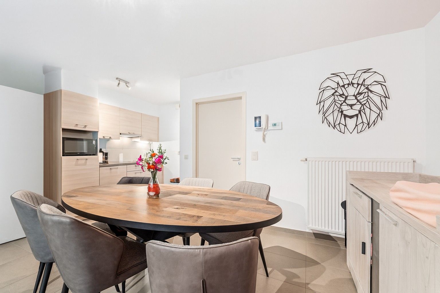 Lichtrijk gelijkvloers appartement met zuidgericht terras in het hart van Zomergem foto 3