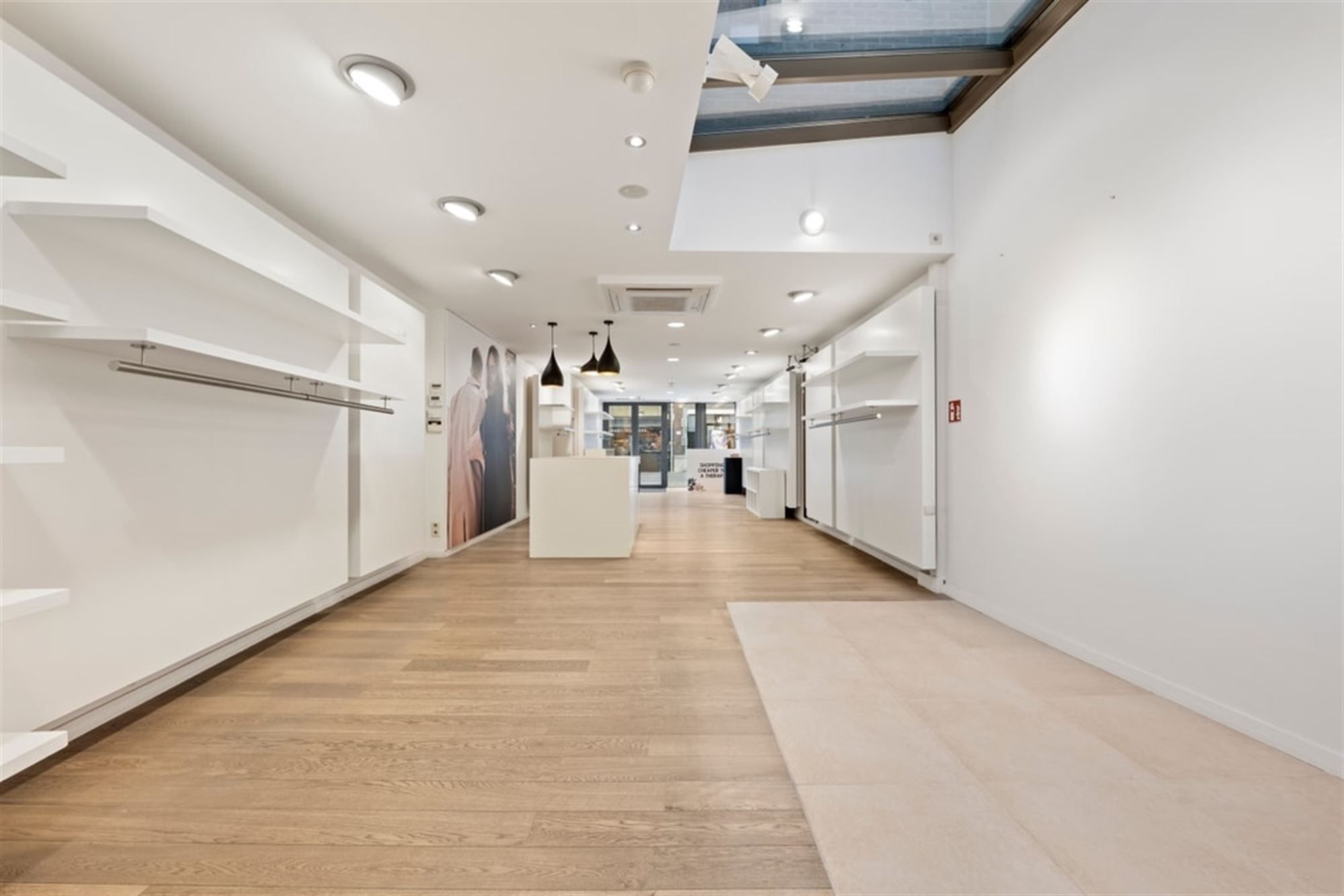 HANDELSRUIMTE TE HUUR MIDDEN IN HET STADSCENTRUM VAN SINT-TRUIDEN  foto 15