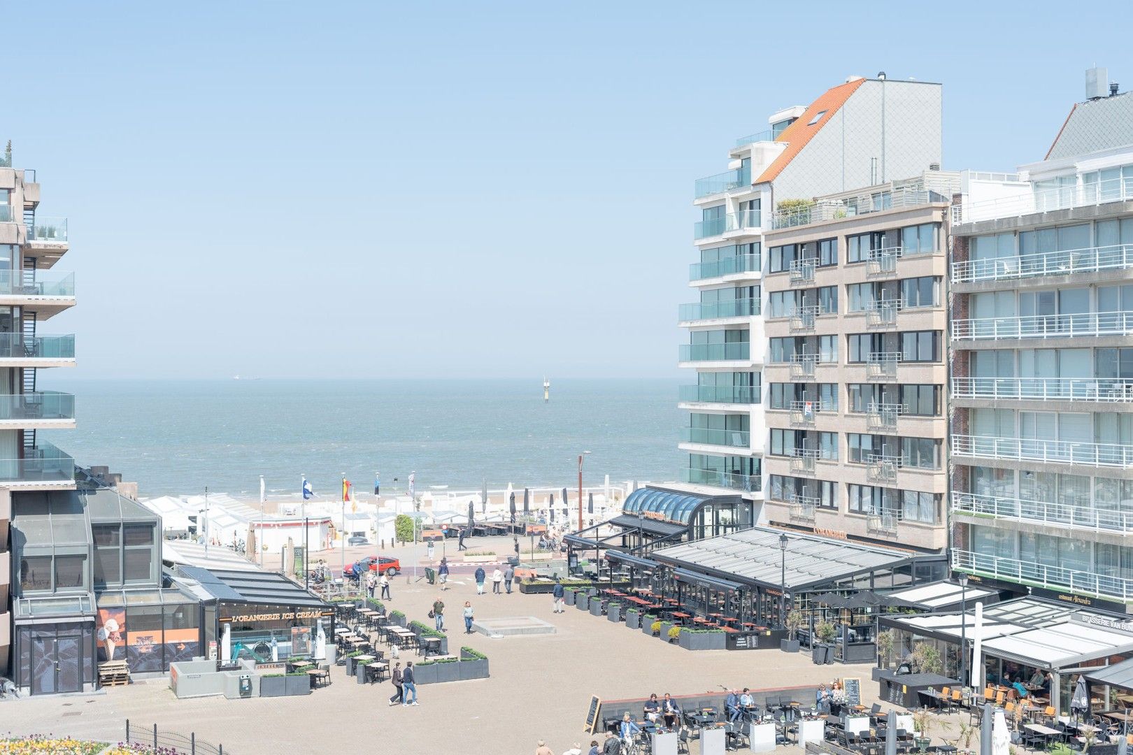 Instapklare lichtrijk pied-à-terre met frontaal zeezicht, ideaal gelegen in hartje Knokke foto {{pictureIndex}}