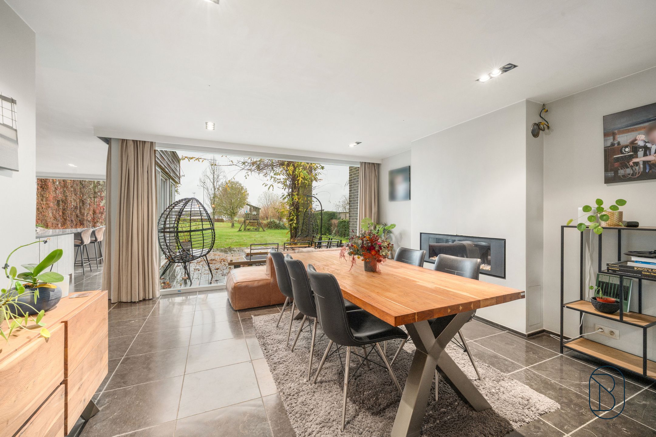 Stijlvolle gerenoveerde woning met loods in Zwevegem foto 3