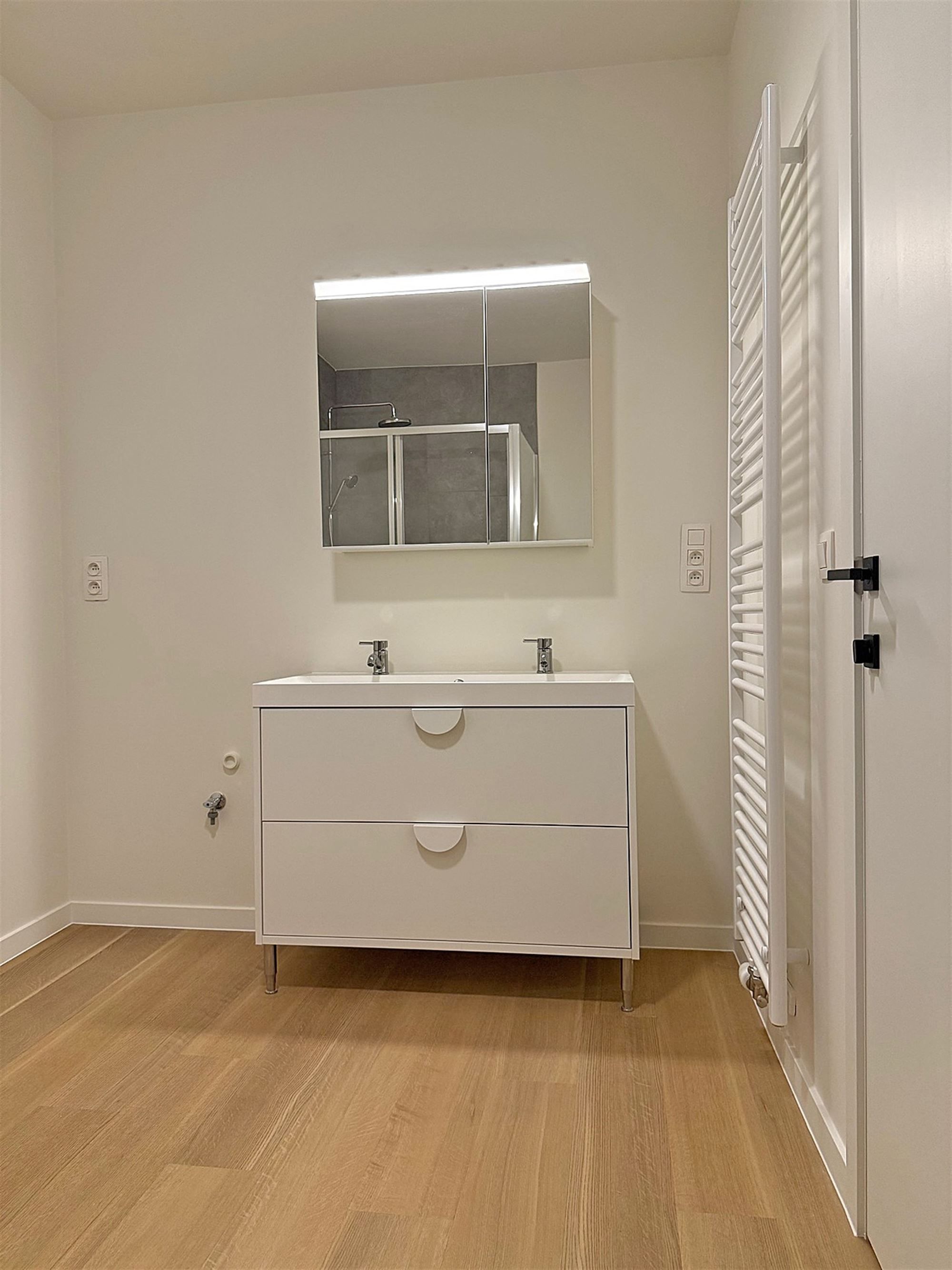 Instapklare vernieuwde (starters)WONING met 2 slaapkamers, terras, kelder & staanplaats  foto 12