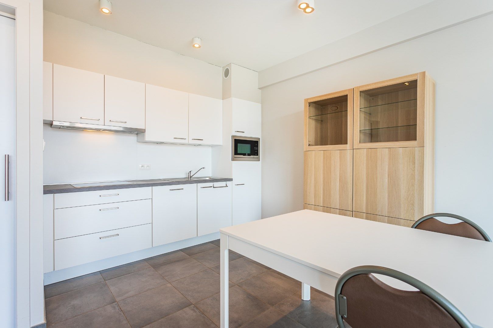 Moderne assitentiewoning met ruim terras en autostaanplaats foto 9