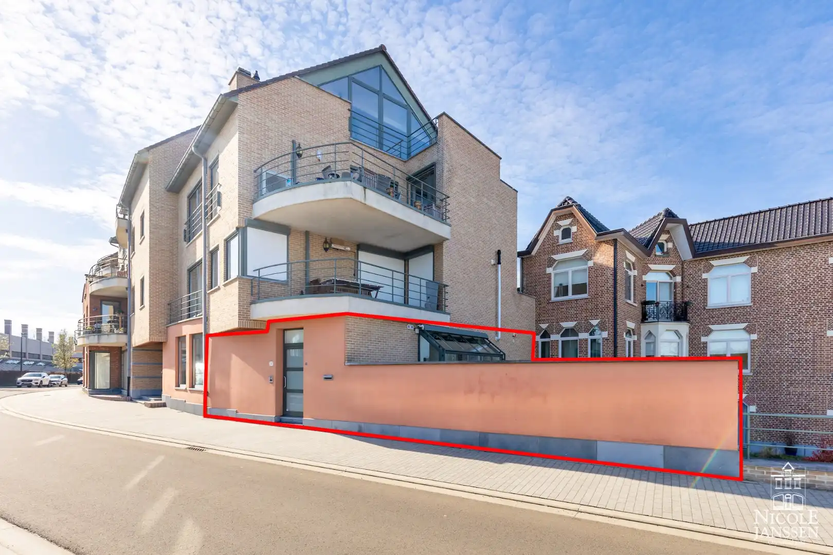 Zeer centraal gelegen en ruim ingedeeld duplex-appartement met mooi terras en garage foto {{pictureIndex}}