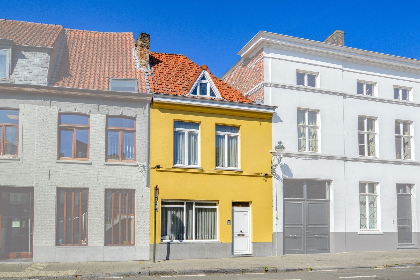 Ruime rijwoning op toplocatie in de Brugse binnenstad foto 17
