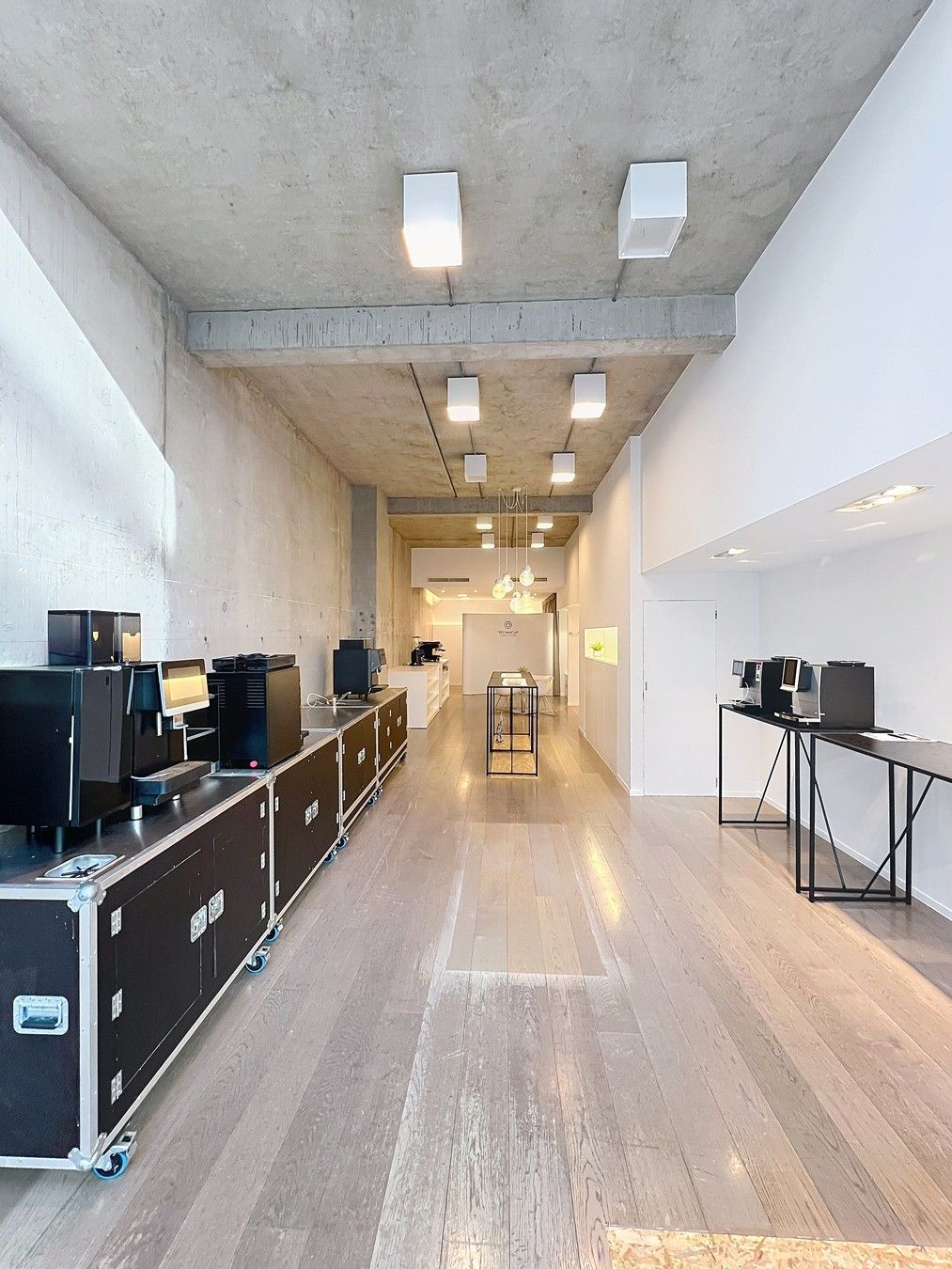 Winkelpand TE HUUR met industriële uitstraling in de Delaerestraat tussen stijlvolle handelszaken. foto 5