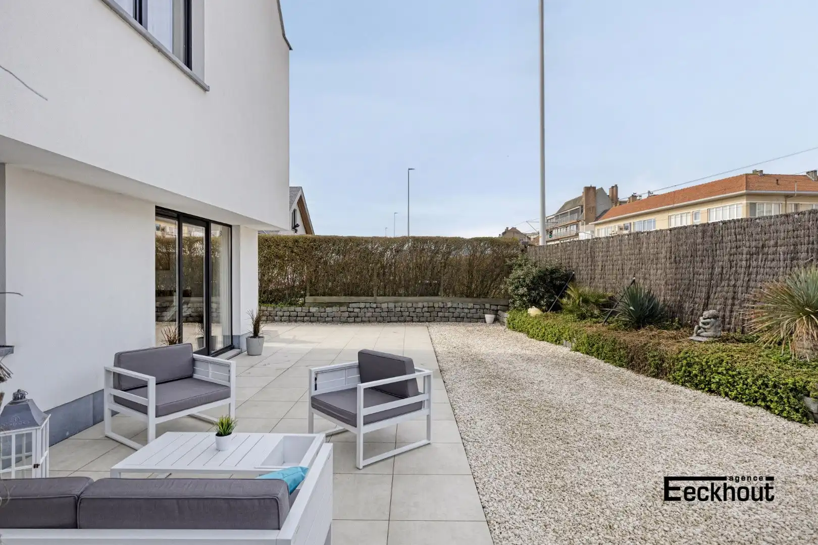 Gerenoveerd appartement met uitzonderlijk groot terras en inpandige garage! foto {{pictureIndex}}