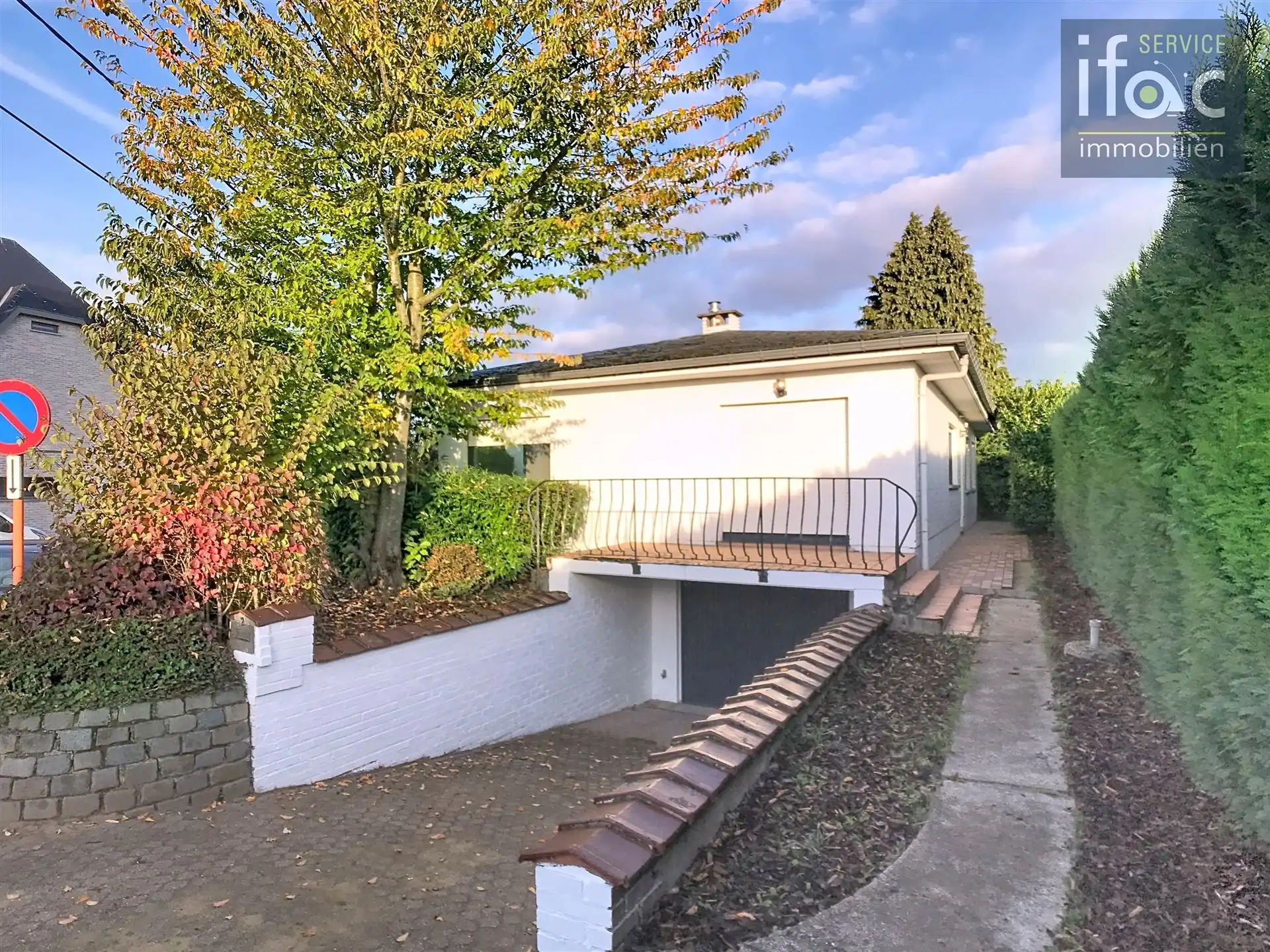 Bungalow met 4 slaapkamers en ruime garage foto {{pictureIndex}}