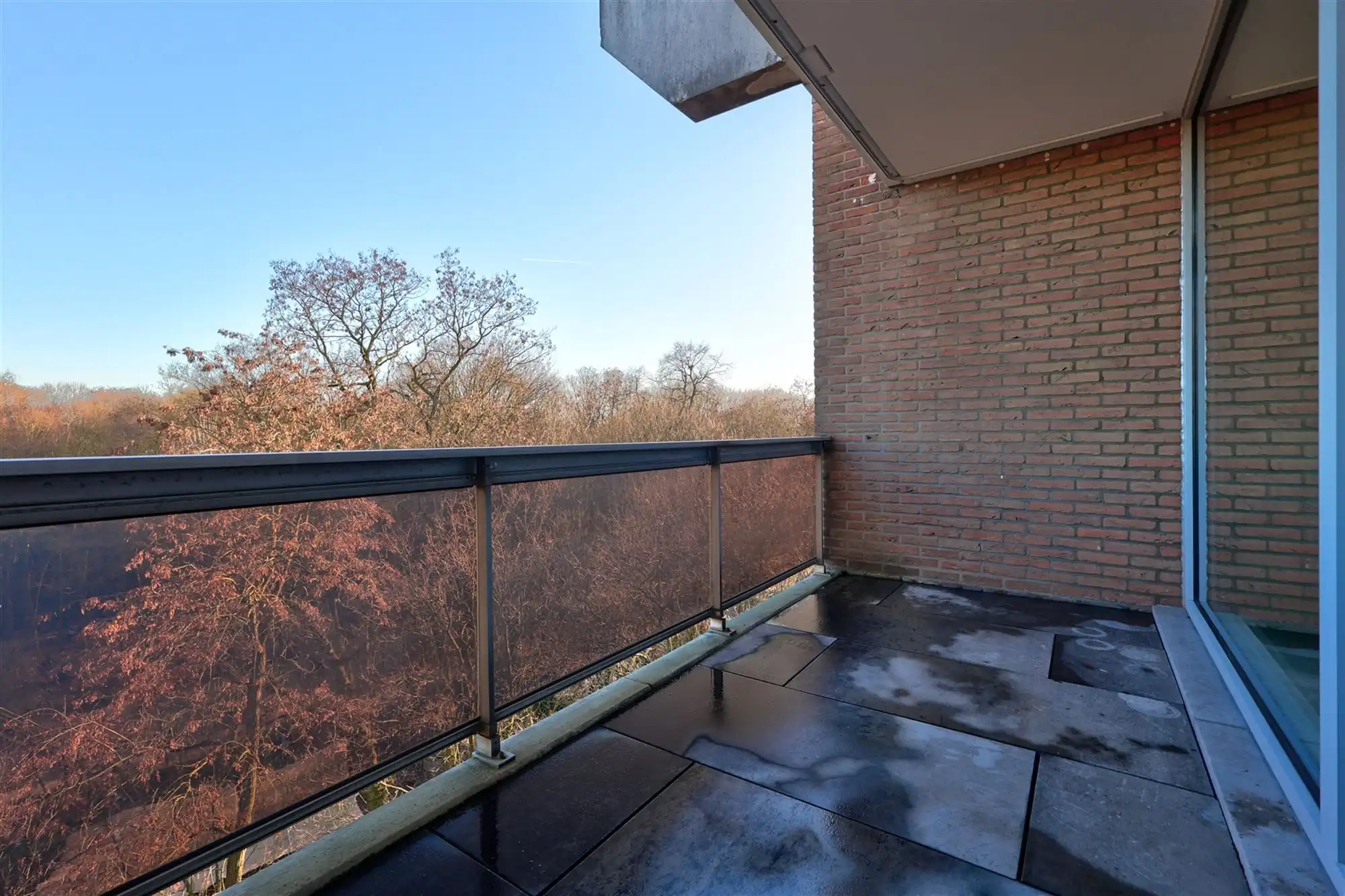 Gerenoveerd 2-slaapkamer appartement met 2 terrassen en garage foto 2