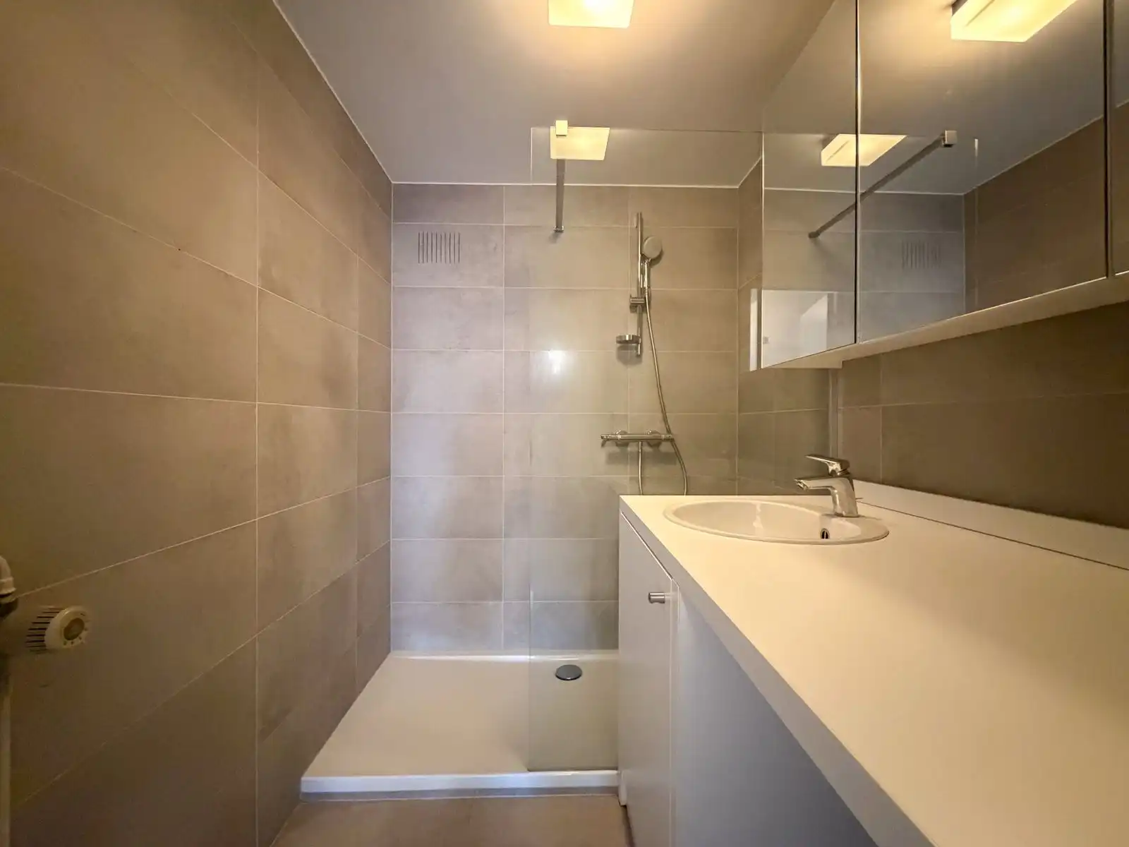 Lichtrijke studio met slaaphoek pal aan zee foto 6