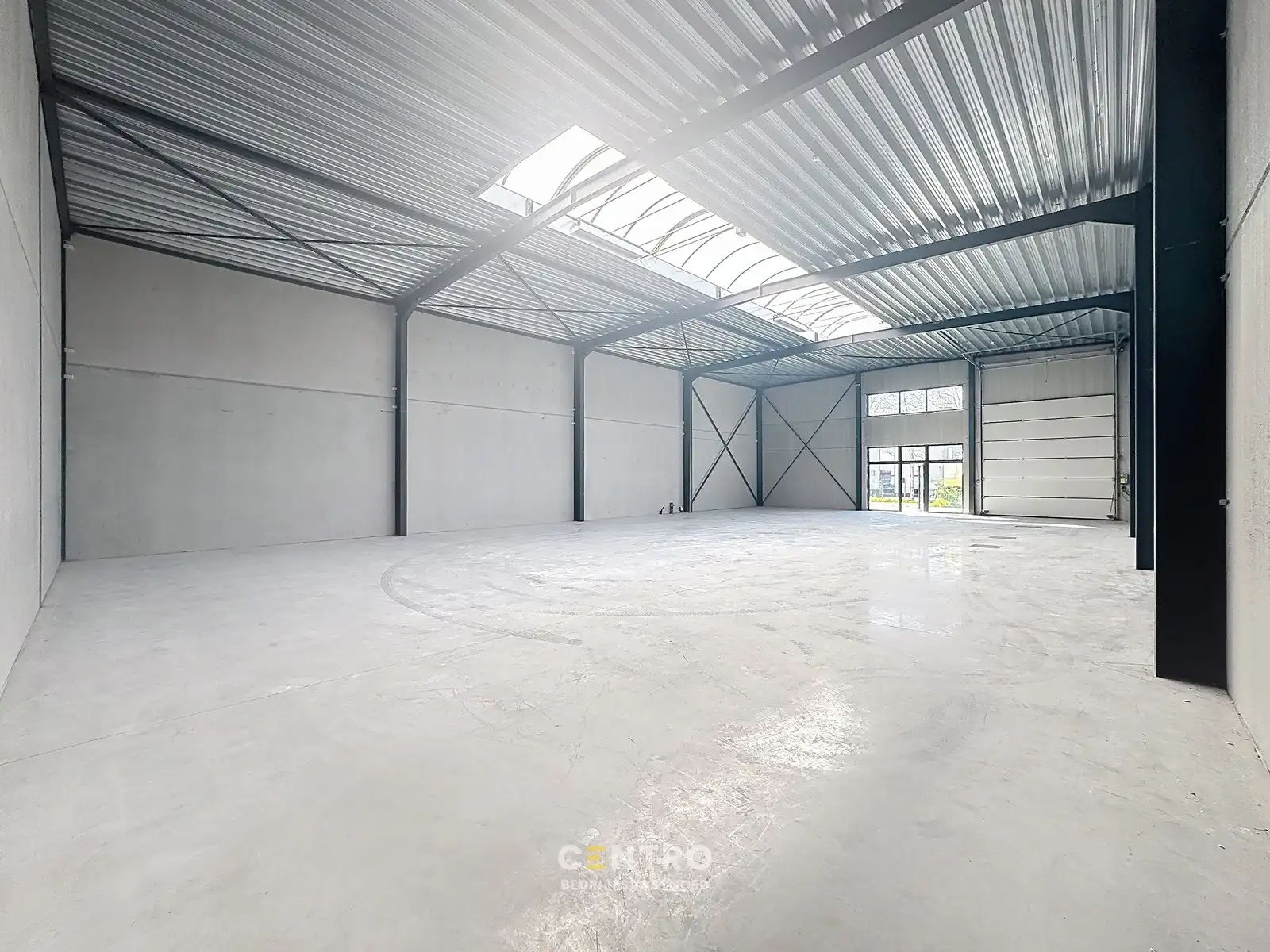 NB MAGAZIJN (401m2) TE HUUR met 4 private parkeerplaatsen voor de deur op ambachtelijke zone te JABBEKE. foto 3