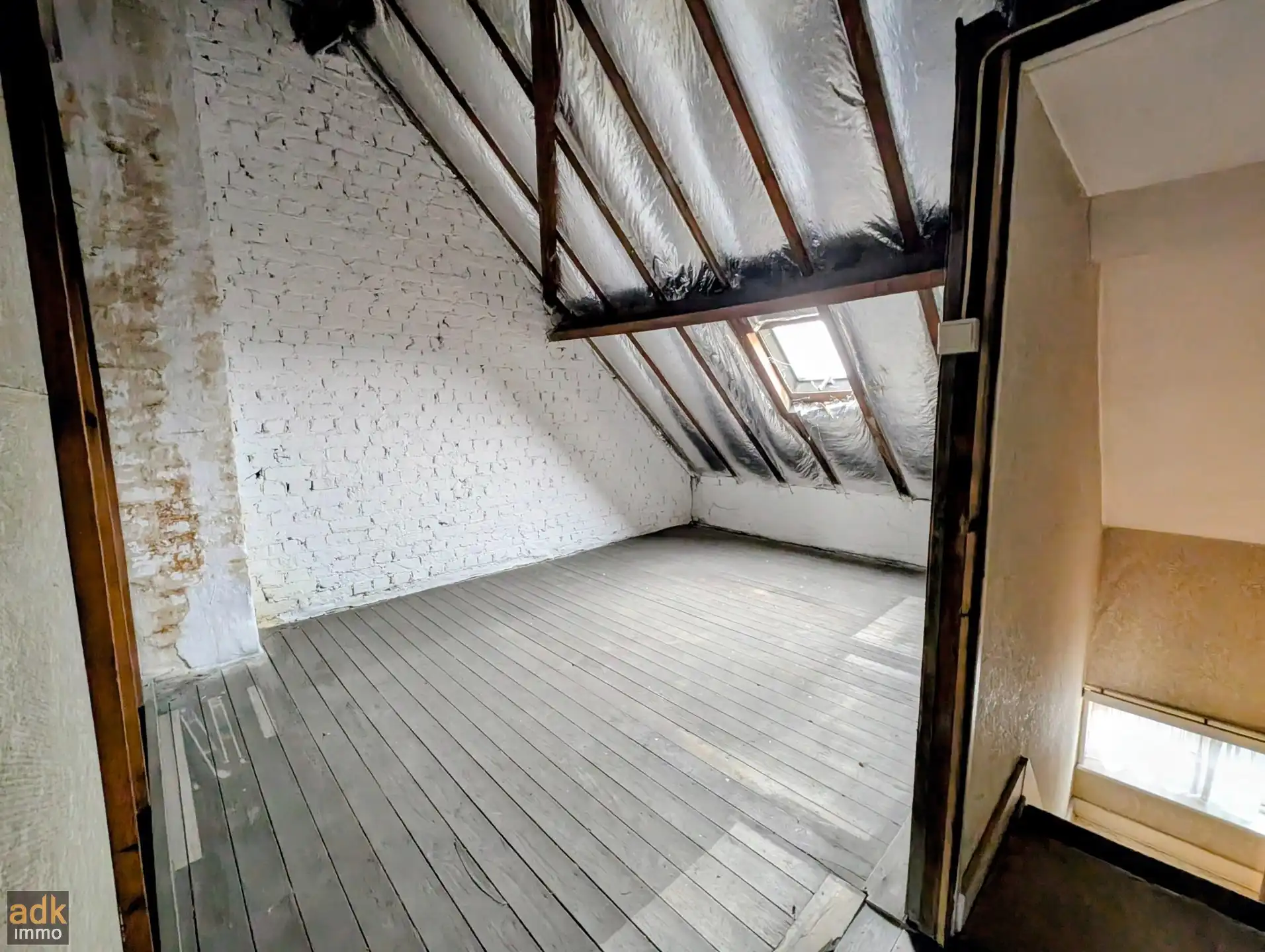 Ruime te renoveren woning met 4 slaapkamers, tuin en garage in Adinkerke te koop. foto 12