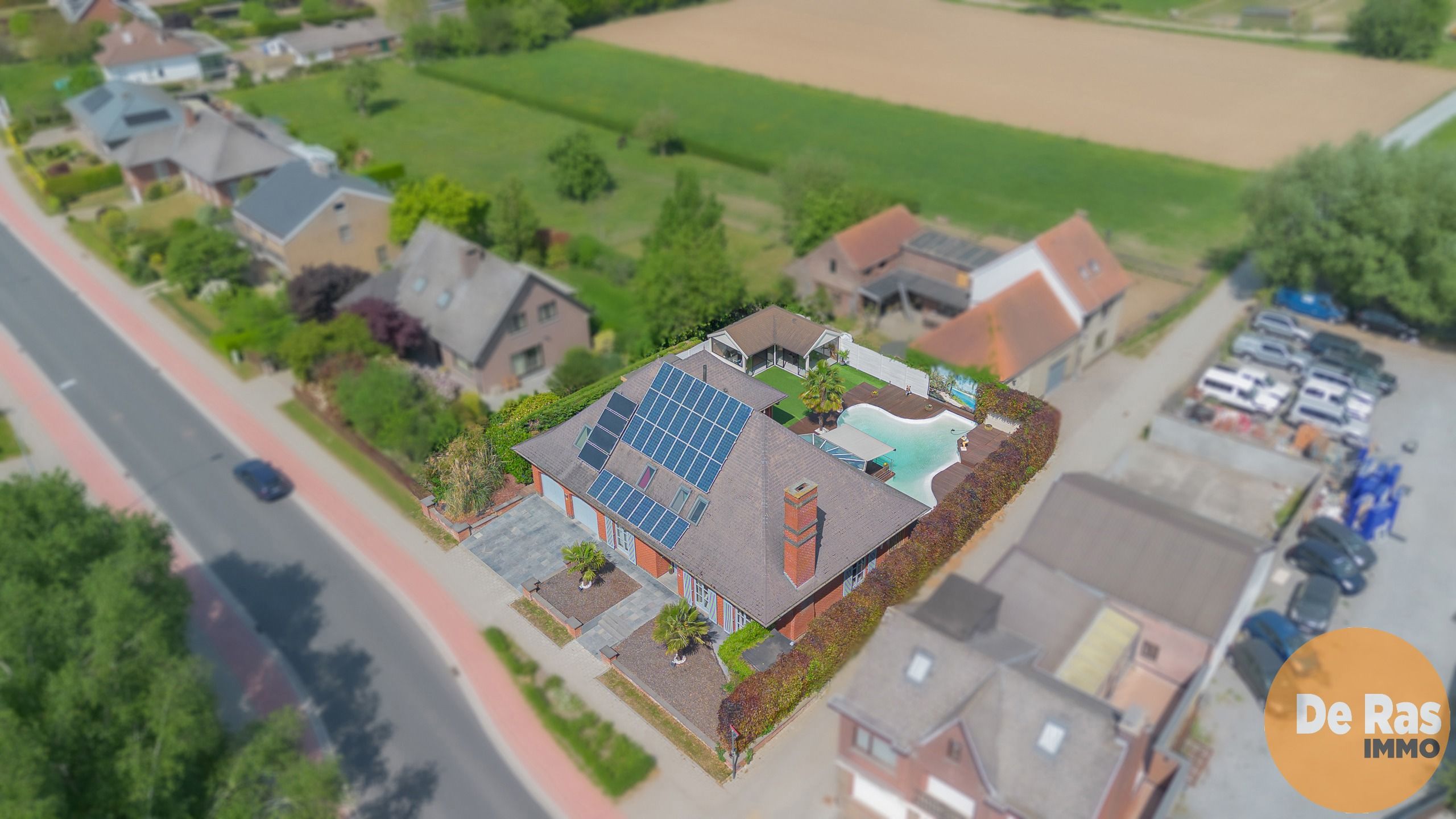 BURST – Ruime bungalow met zwembad en aparte woonruimte foto 2
