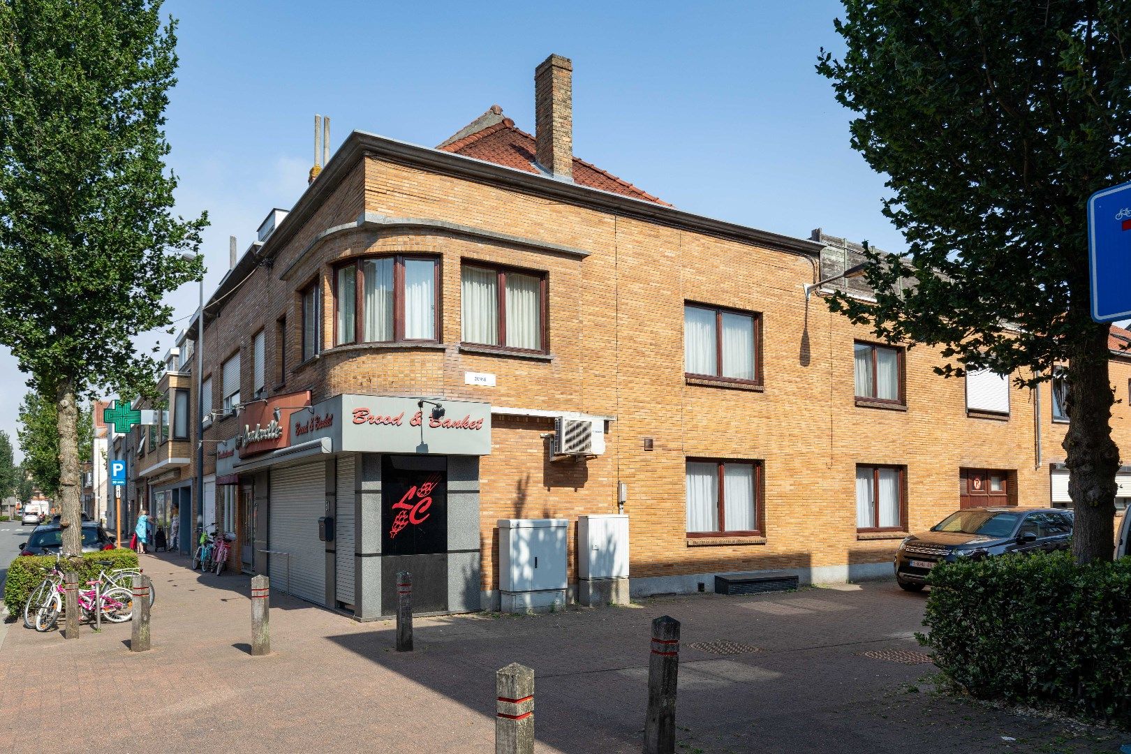 Opbrengsteigendom van handelszaak en 3 panden op commerciële ligging in Zandvoorde. foto 2