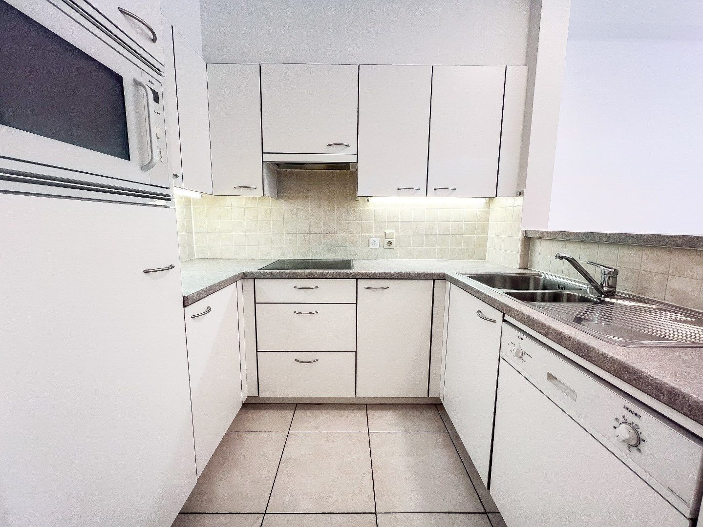  Ongemeubeld app. met parking gelegen op de Parmentierlaan in het centrum Knokke. foto 8