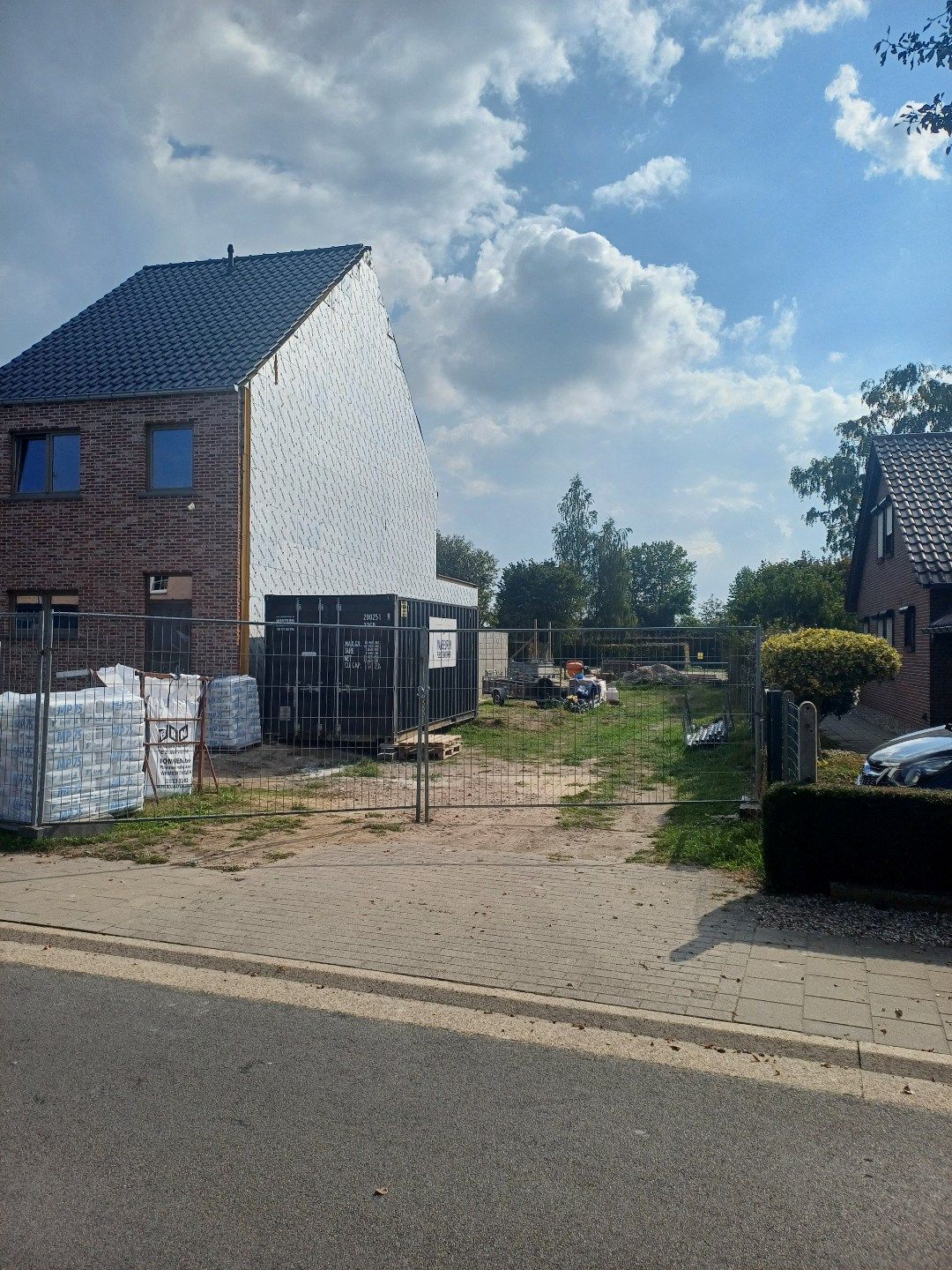 Goed gelegen bouwgrond voor een half-open bebouwing te Boseind Pelt. foto {{pictureIndex}}