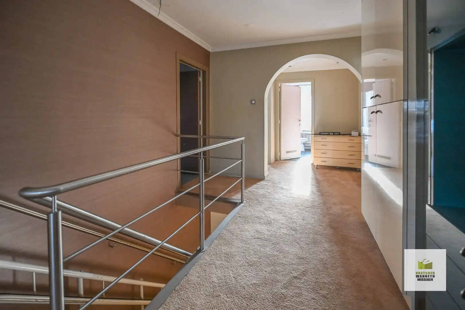 Ruime te renoveren gezinswoning met grote garage en 4 slaapkamers op 349 m2 foto 15