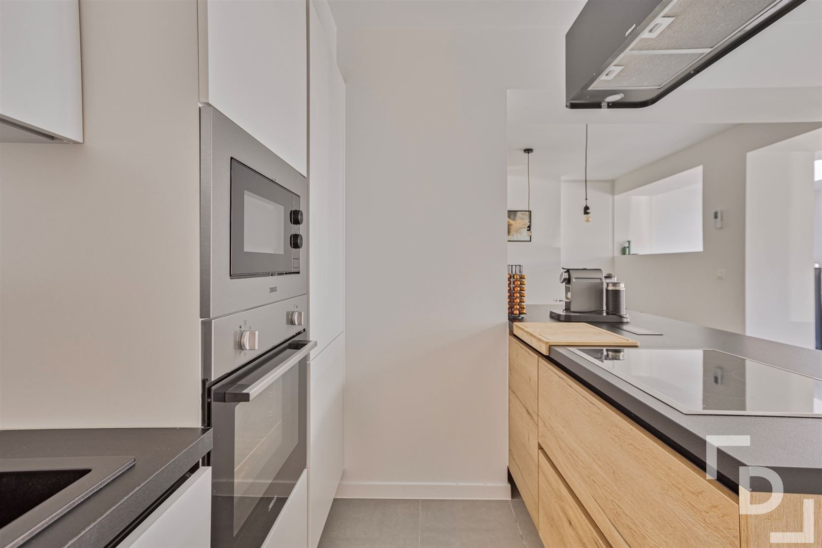 Volledig gerenoveerd, compact huis in Vlamertinge. foto 11