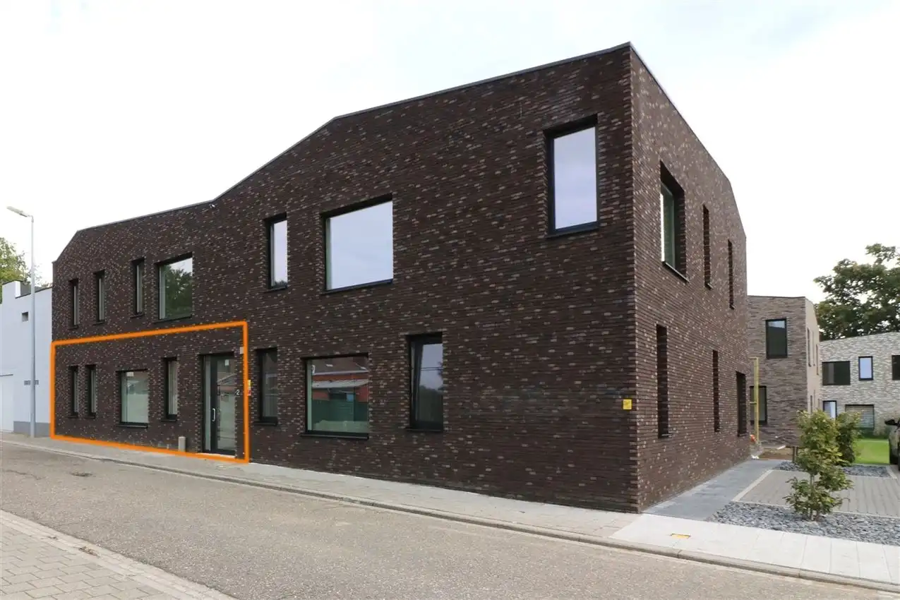 Gelijkvloers appartement, 2 slpk., autostaanplaats foto {{pictureIndex}}