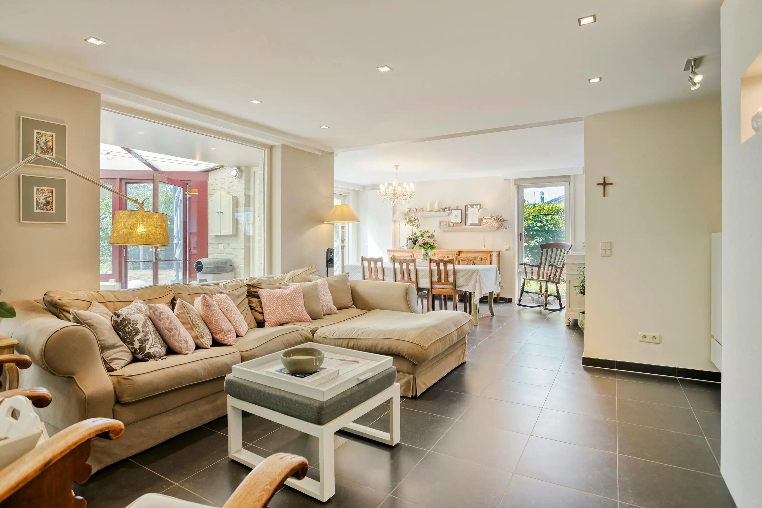 Instapklare gezinswoning met 4 slaapkamers en tuin te Kuringen foto 4