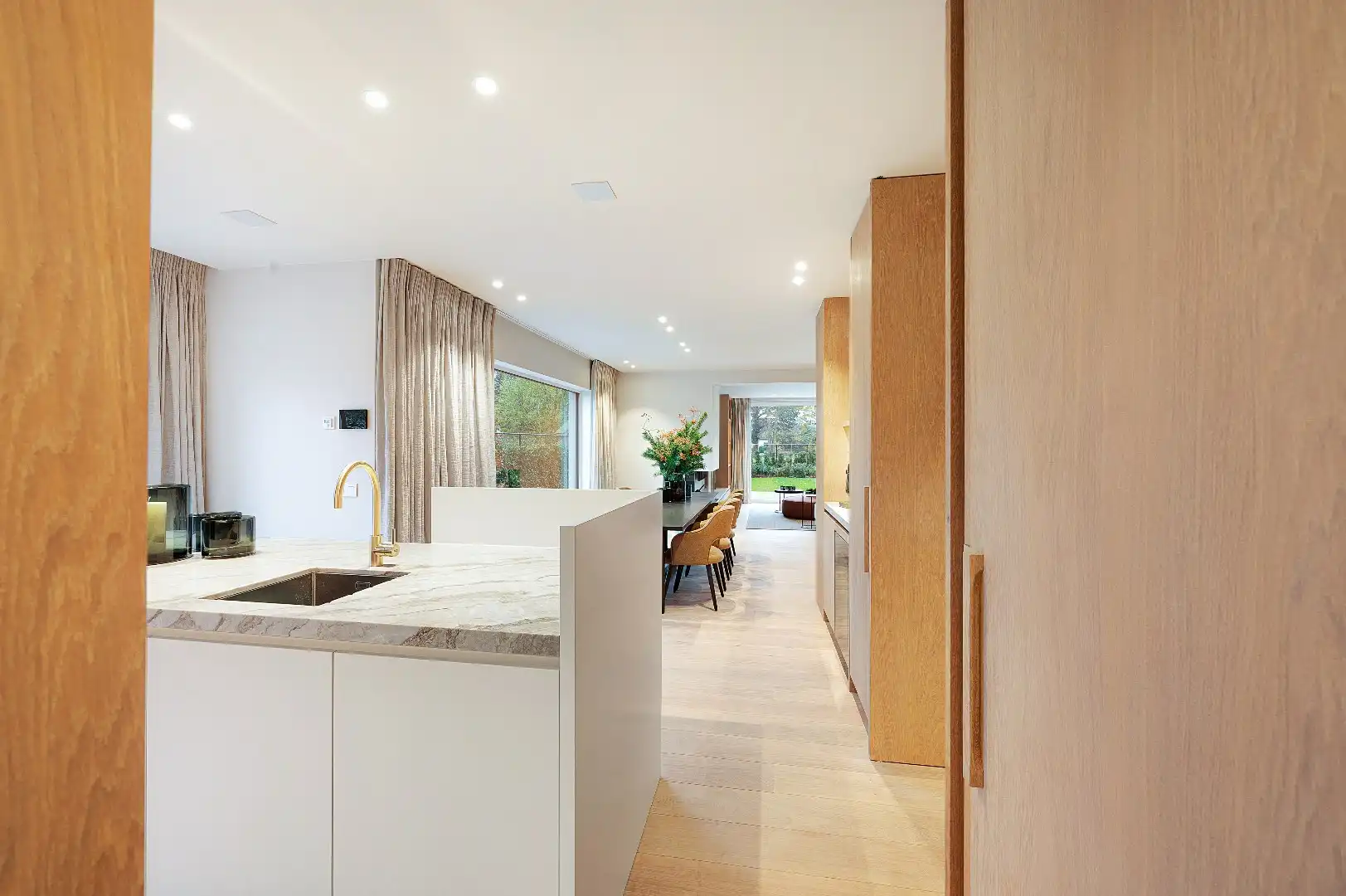 Ruime en elegante alleenstaande villa met luxe afwerking en zonnige tuin foto 10