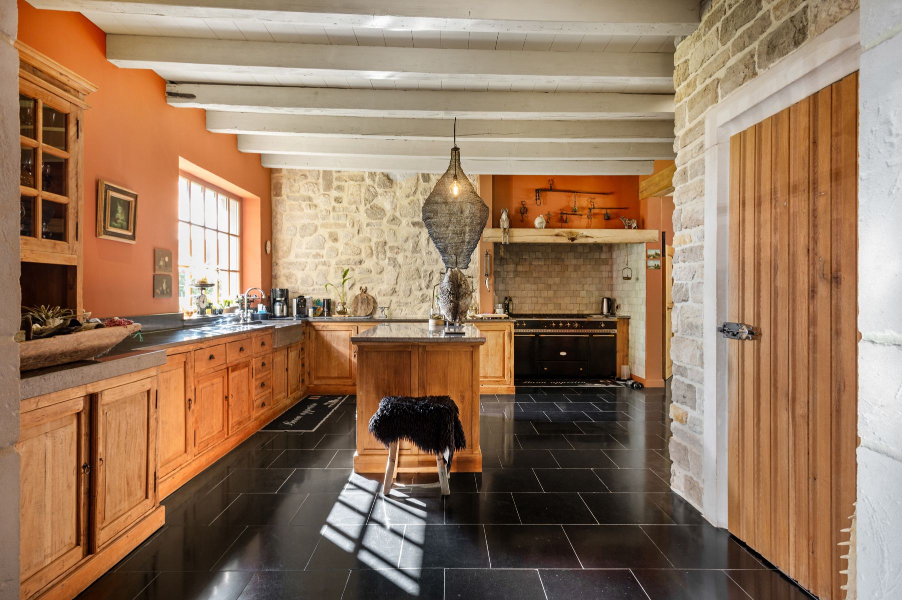Gerenoveerde hoevewoning met praktijk en paardenstallen.  foto 16